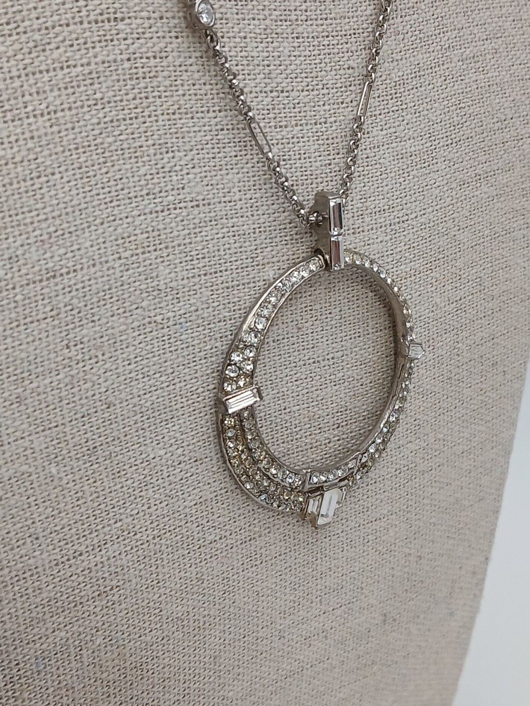 CAROLEE 1970s silver tone stations chain clear stones round pendant necklace