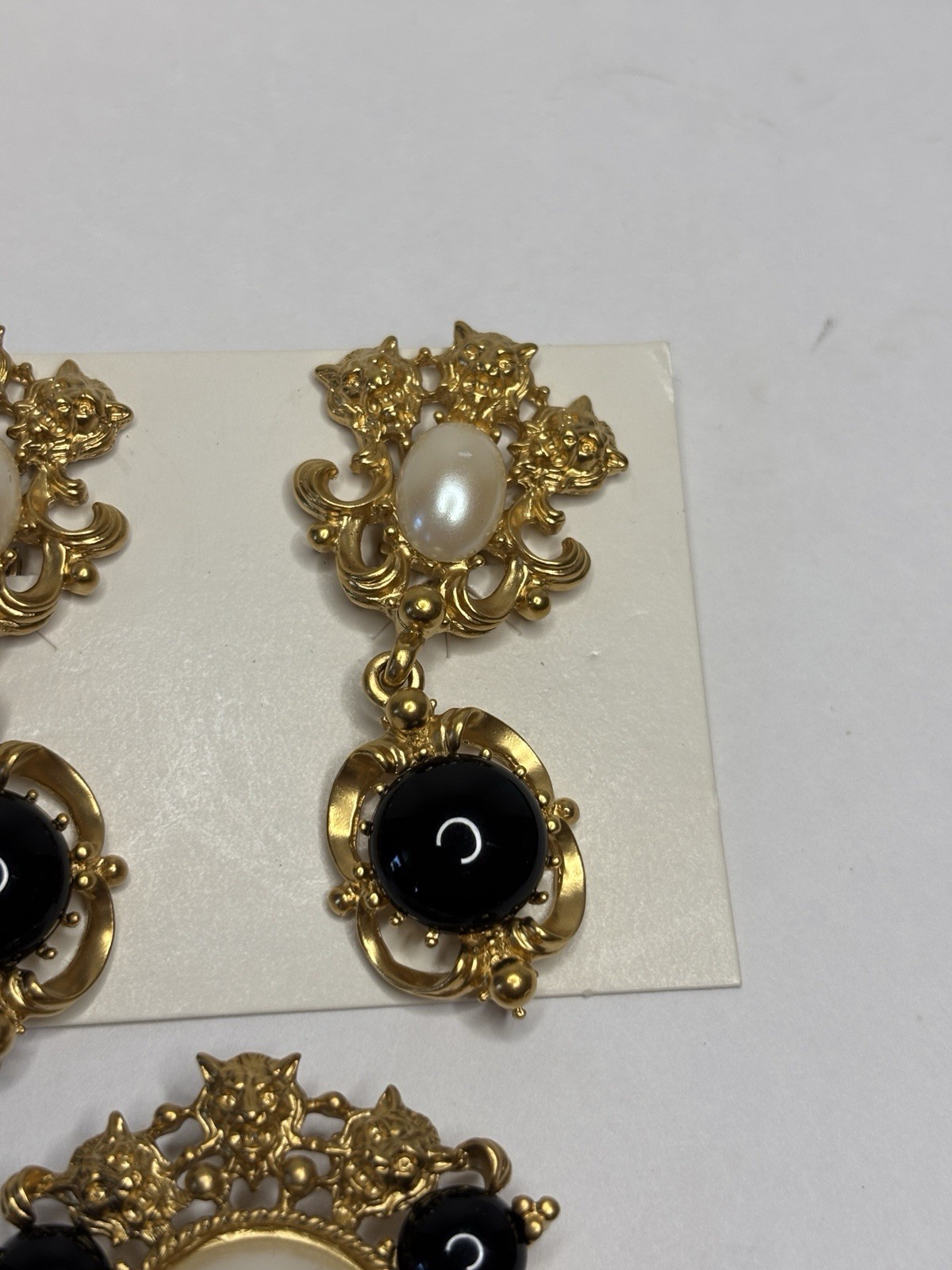 RARE Avon Vintage Gold Tone Lion Heads White / Black Cabochons Brooch & Earrings