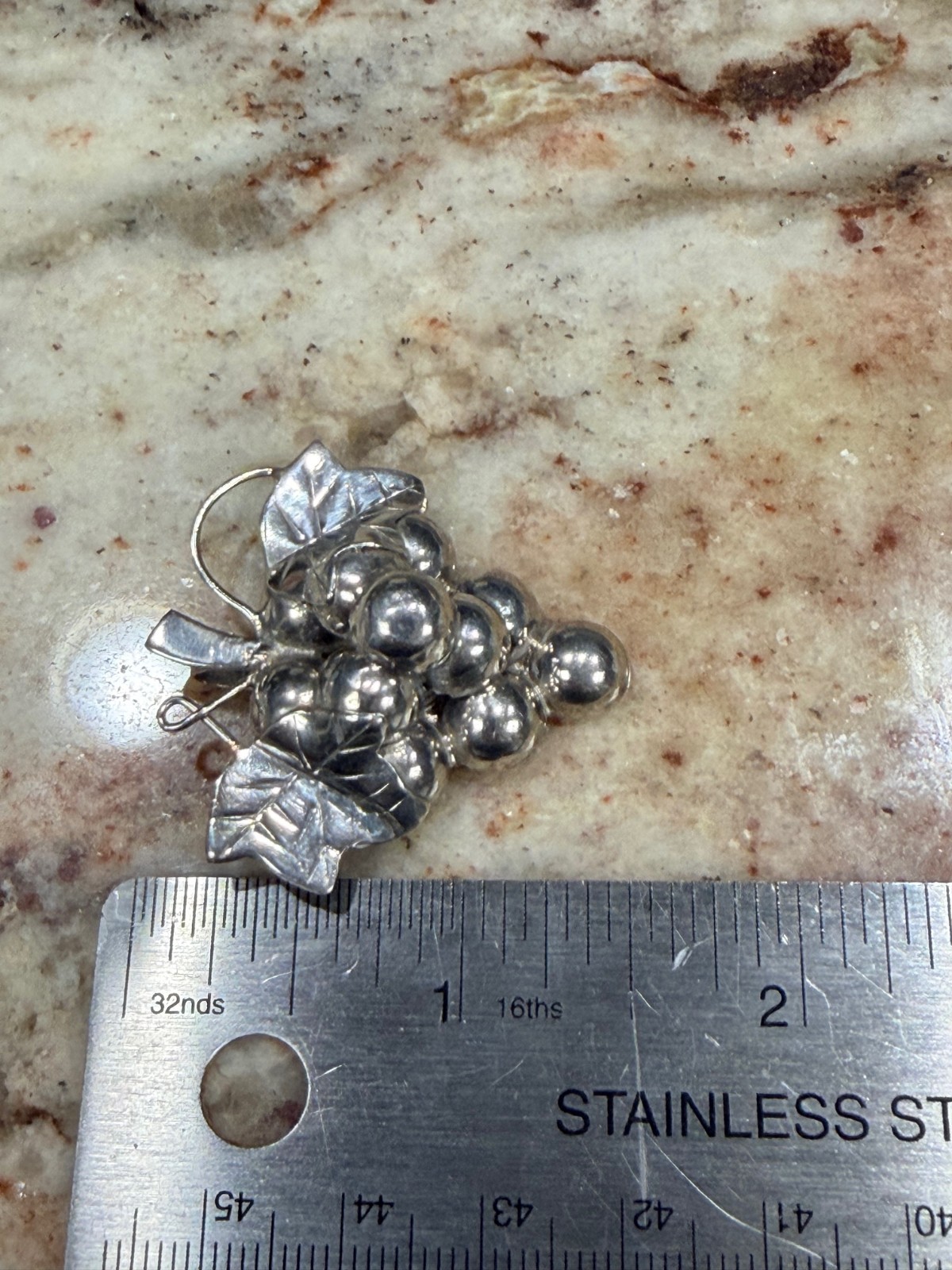 VINTAGE Sterling Silver Bunch of Grapes Brooch/Pin/Pendant 9g TW
