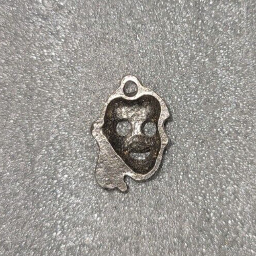 PIRATE SKULL W/ RED GEM VINTAGE METAL PEWTER JEWELRY CHARM PENDANT 1″ 1990s GOTH