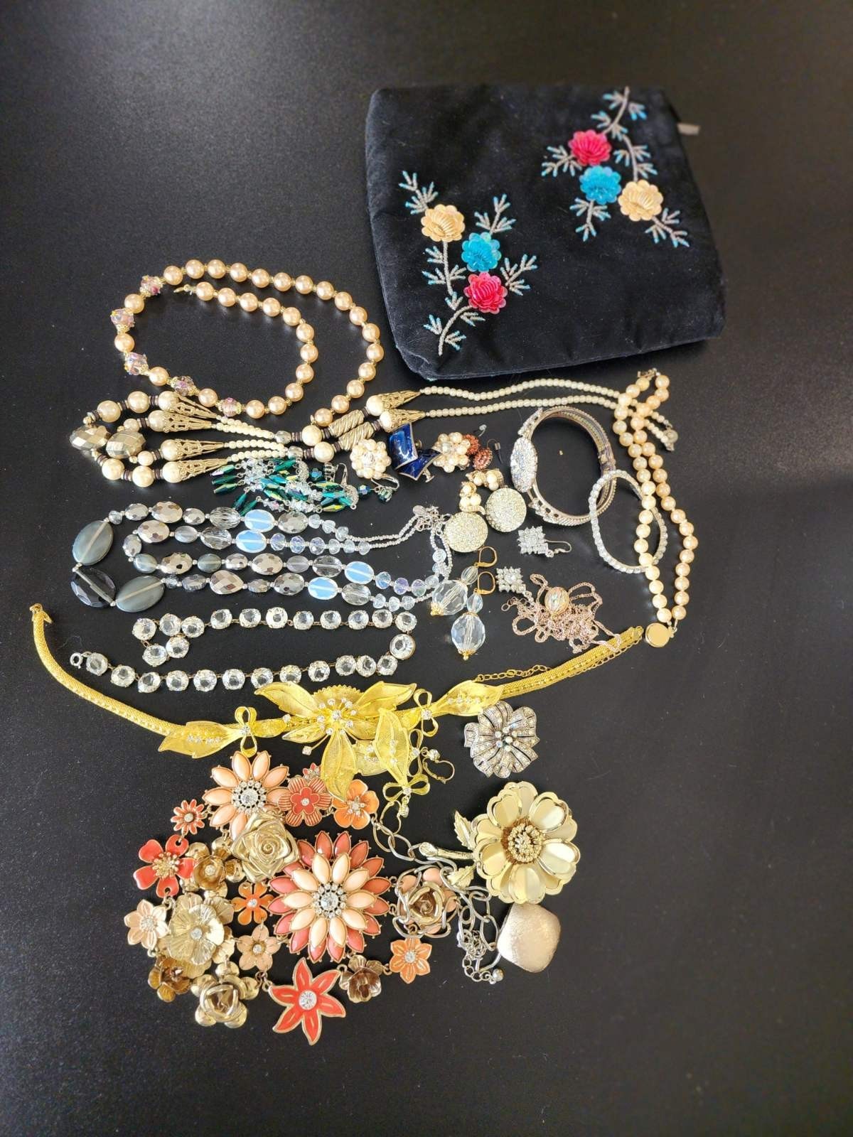 Vintage jewelry set of 22 in vintage purse