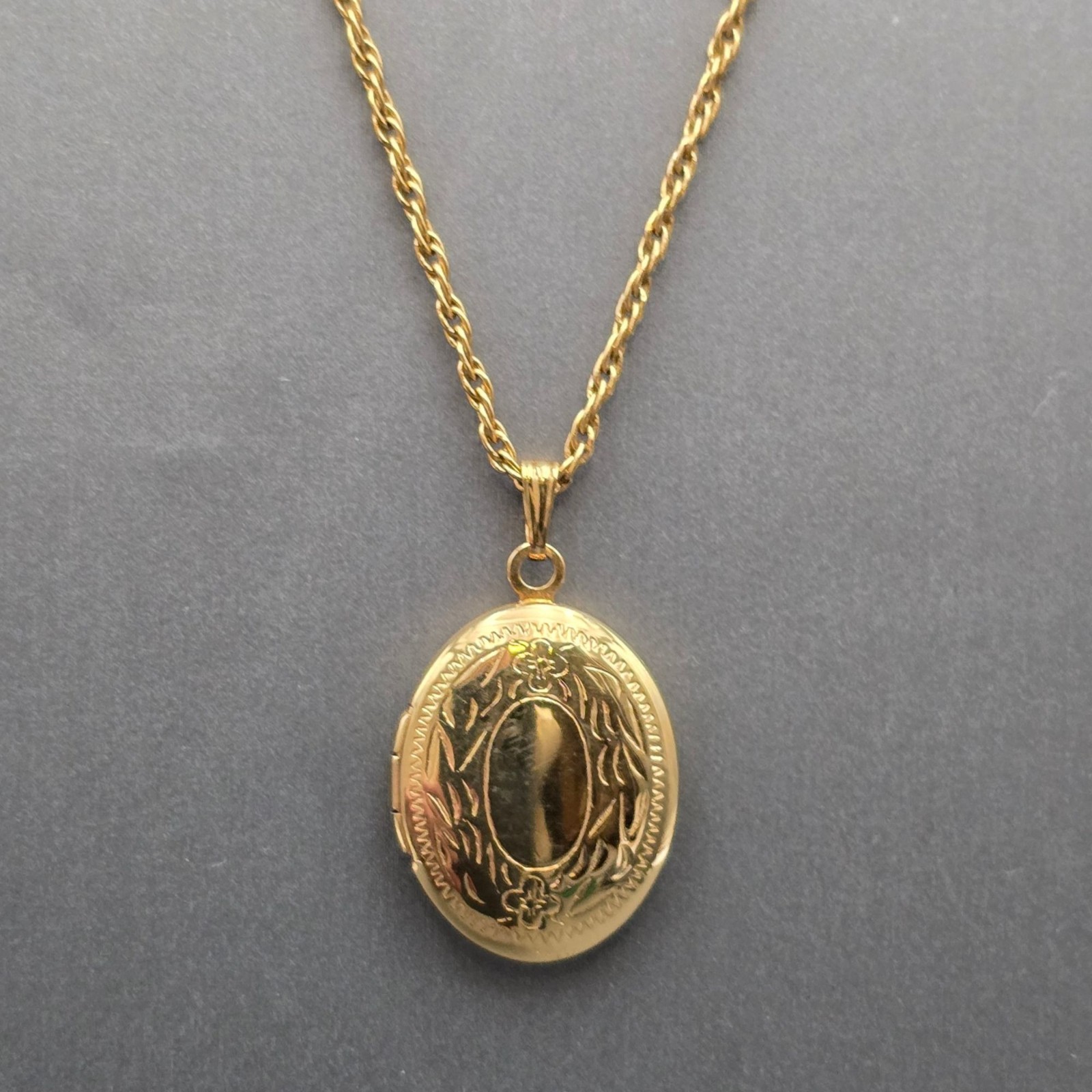 Vintage Hallmark Cards Locket Pendant Necklace 18″ Gold Tone Rope Chain