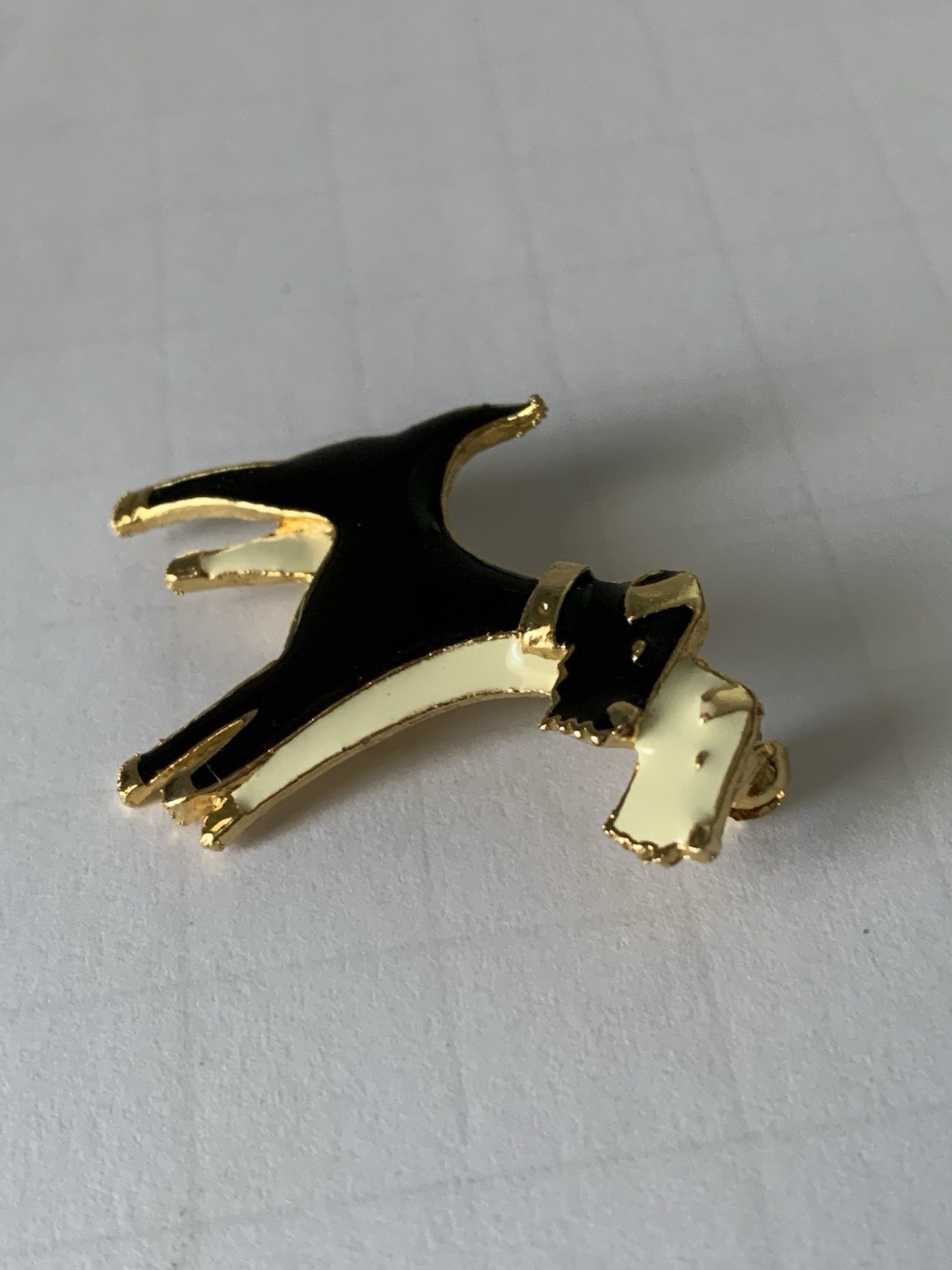 Vintage Airedale Terrier Dog Black Cream Enamel Gold Tone Brooch Pin
