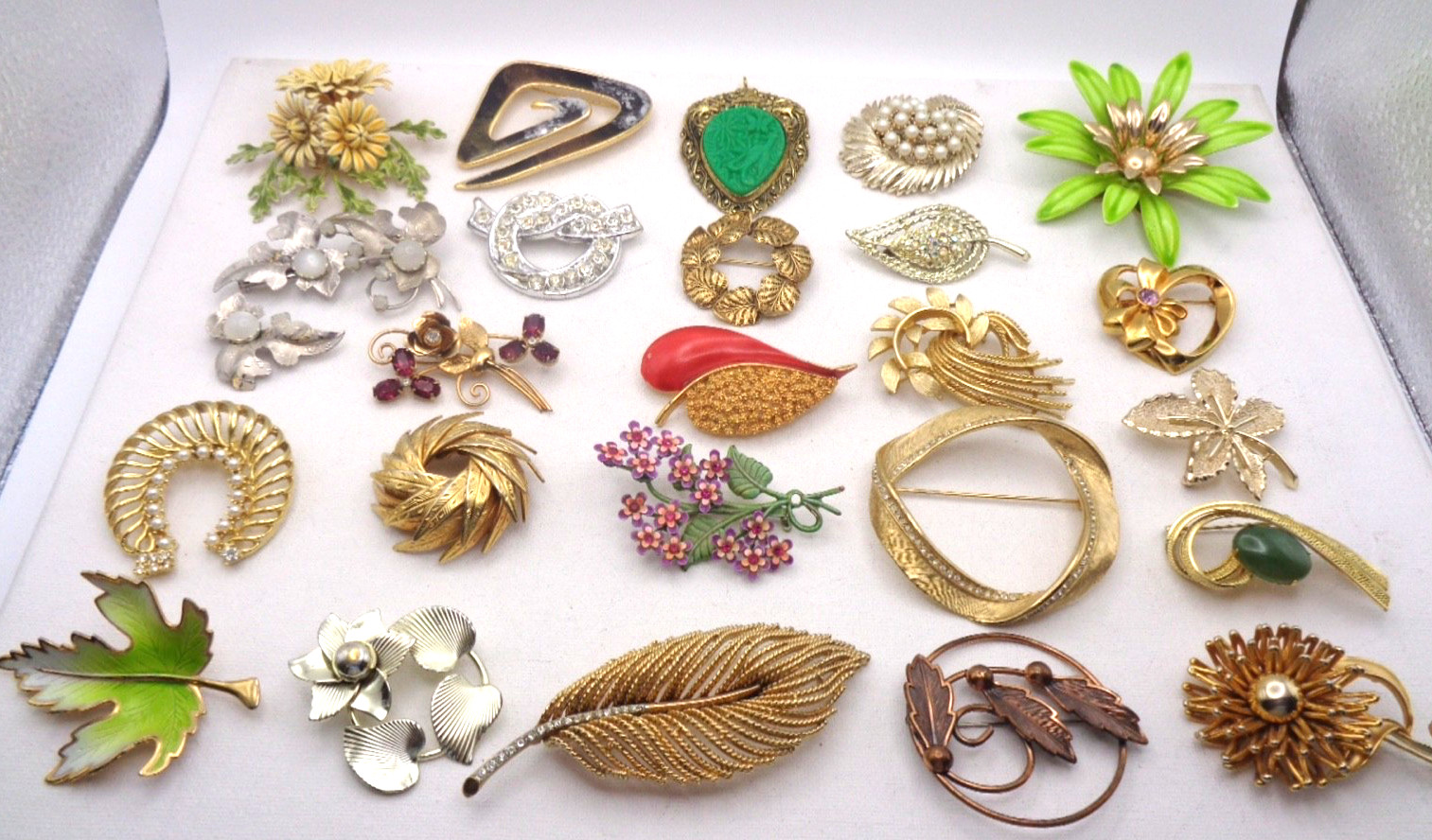 25 Vintage Cabochon Crystal Enamel Faux Pearl Rhinestone Flower Leaf Brooch Lot