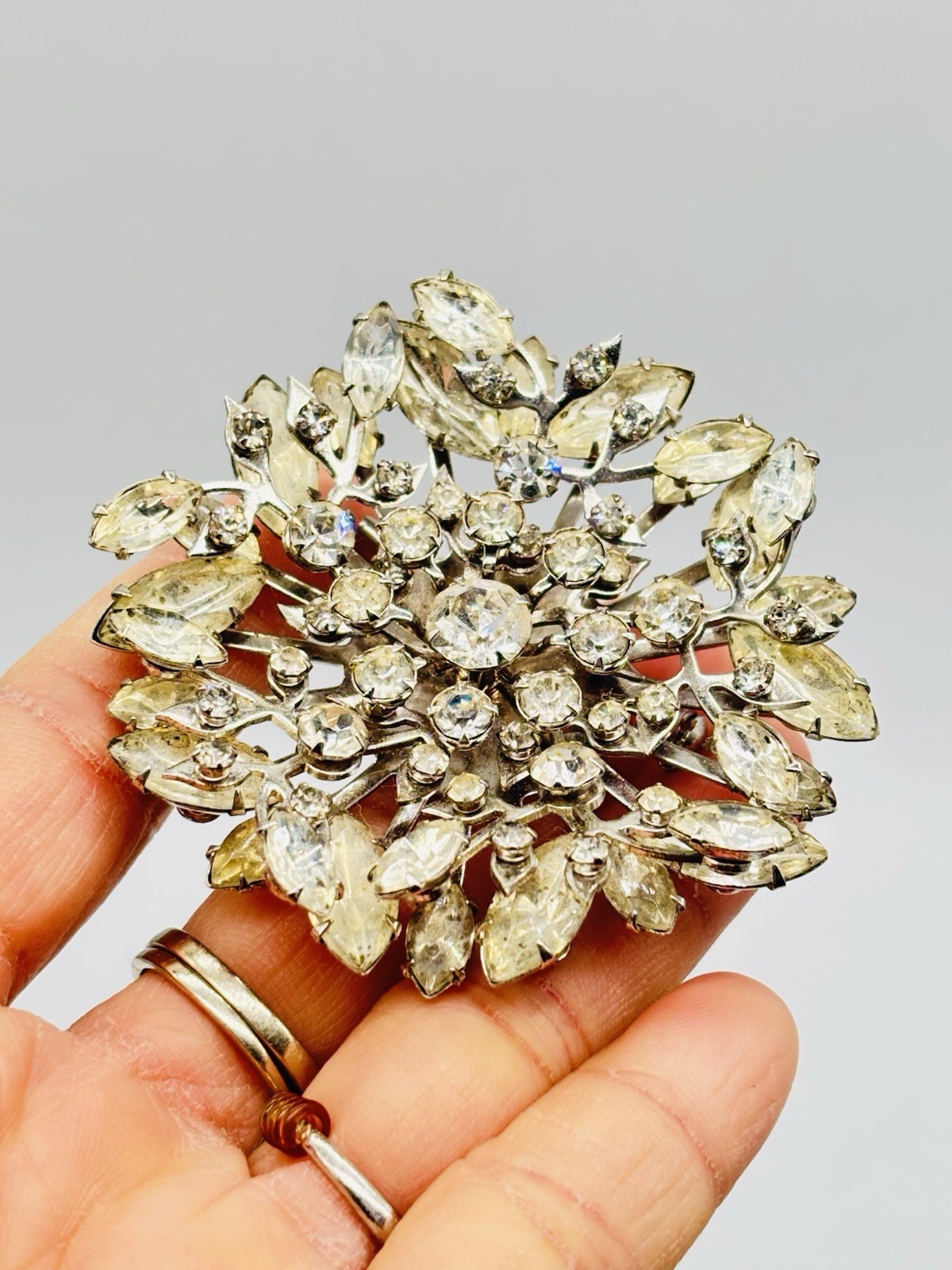 Vtg Unmarked Beau/Judy Lee? Clear Glass Rhinestone Flower Snowflake Pin Brooch