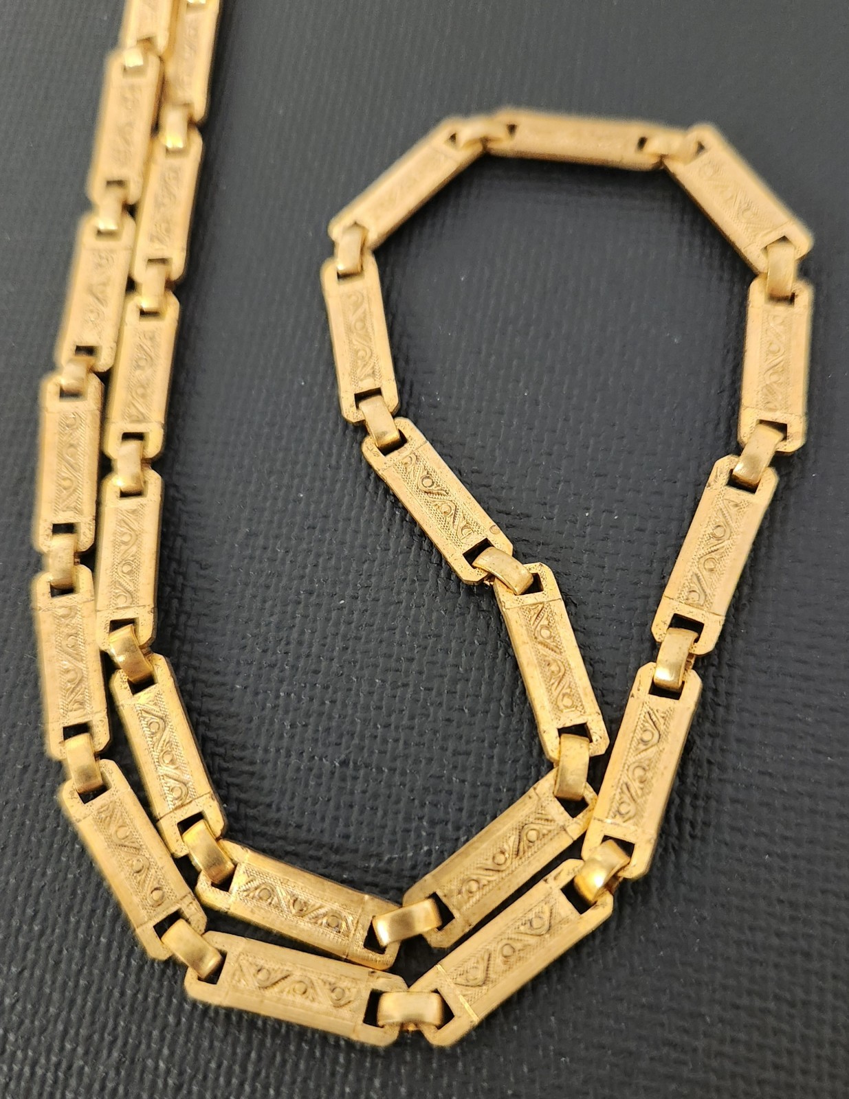 Vintage Florenza Magnifying Glass Pendant Necklace Repousse Bar Link Chain