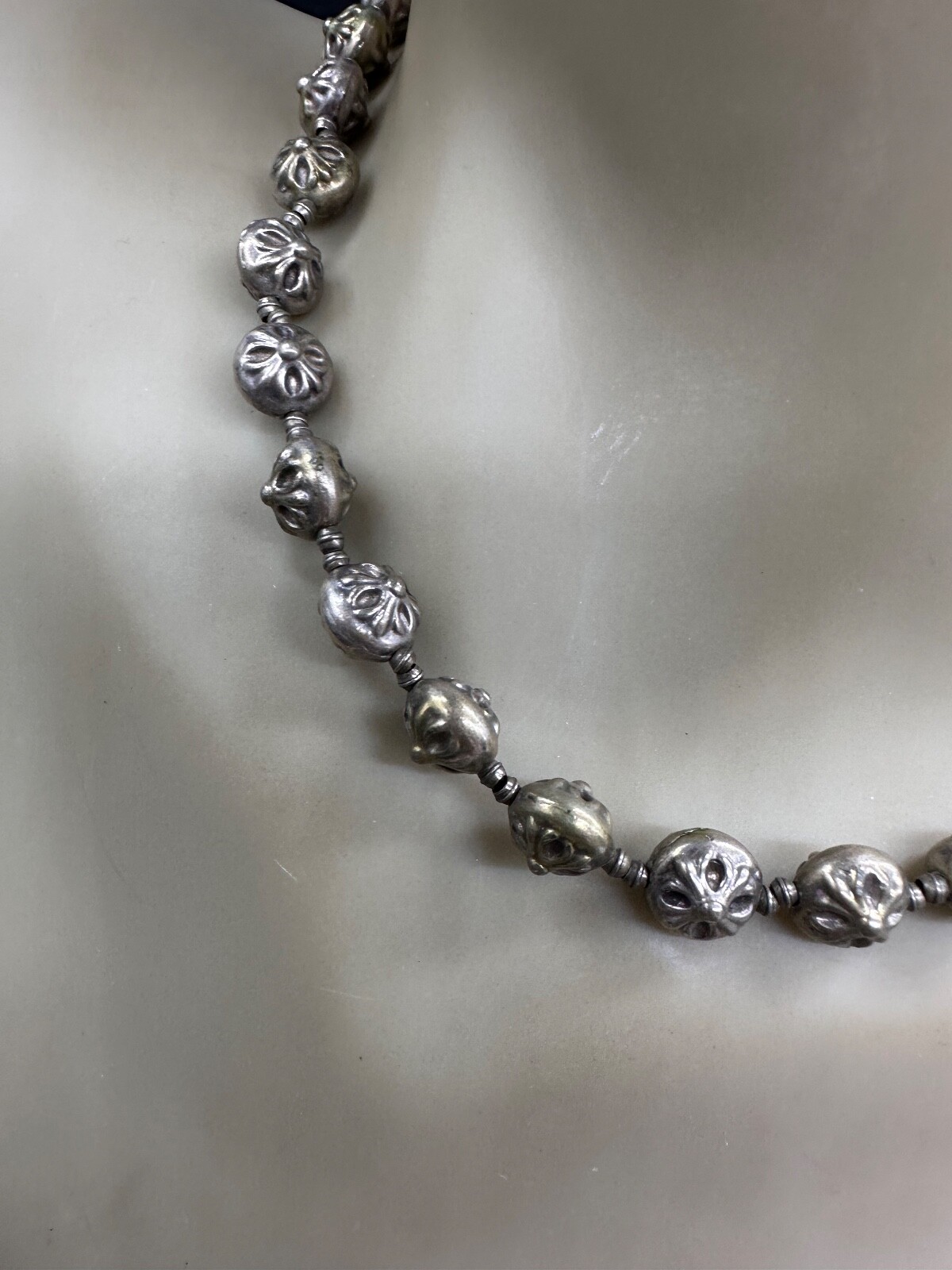 ESTATE SILVER METAL ROSETTE BEAD TRIBAL NECKLACE 16″
