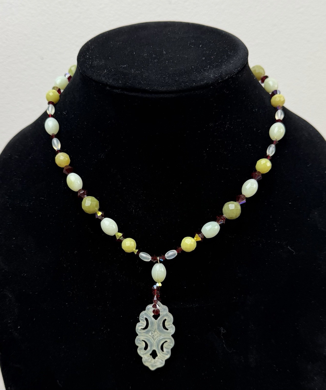 Vtg Carved Jade Pendant Choker Necklace Red & Green Faceted Beads 16” Amulet