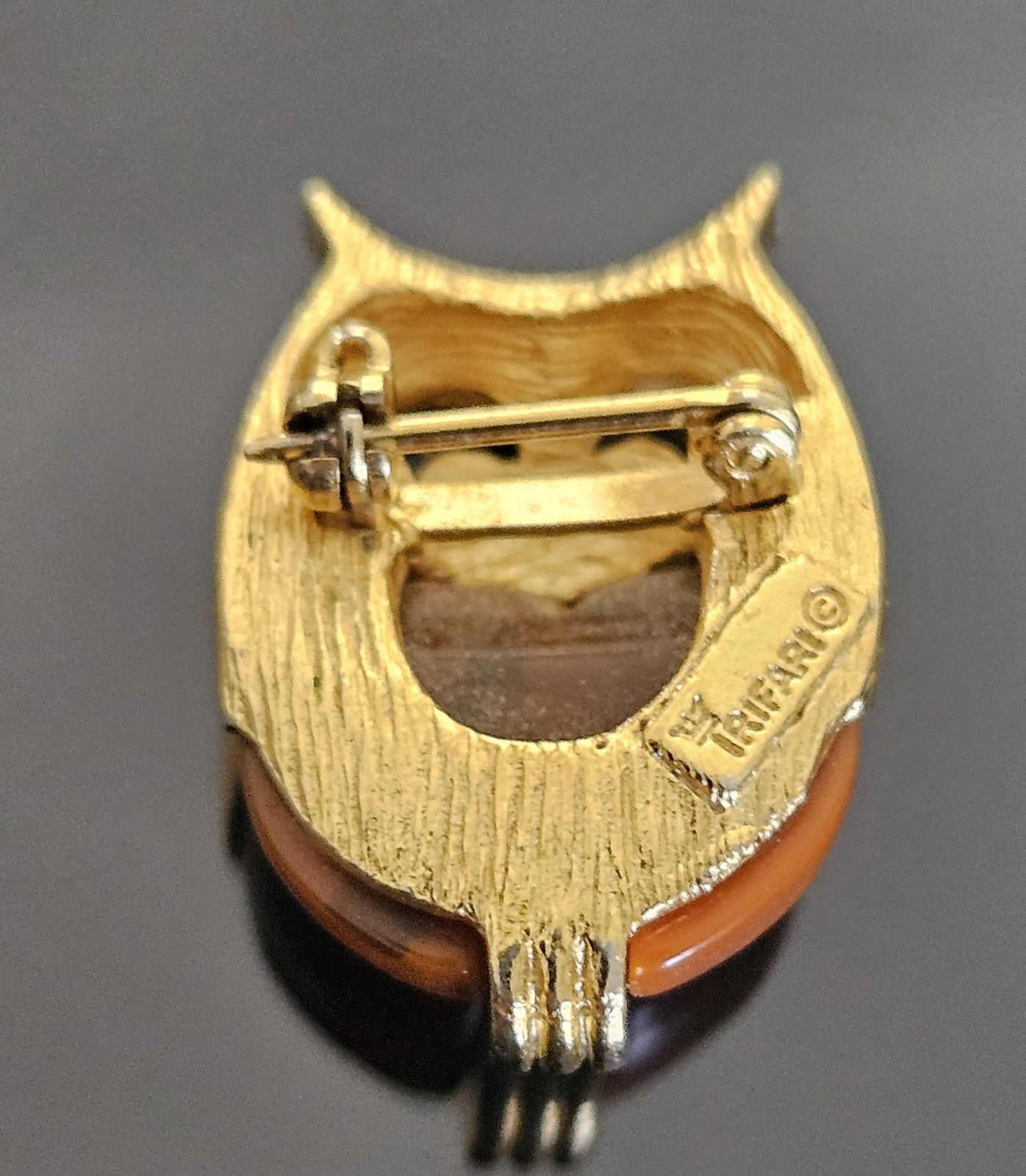 Vintage Small CROWN TRIFARI Gold Tone With BROWN LUCITE OWL BROOCH PIN .75″