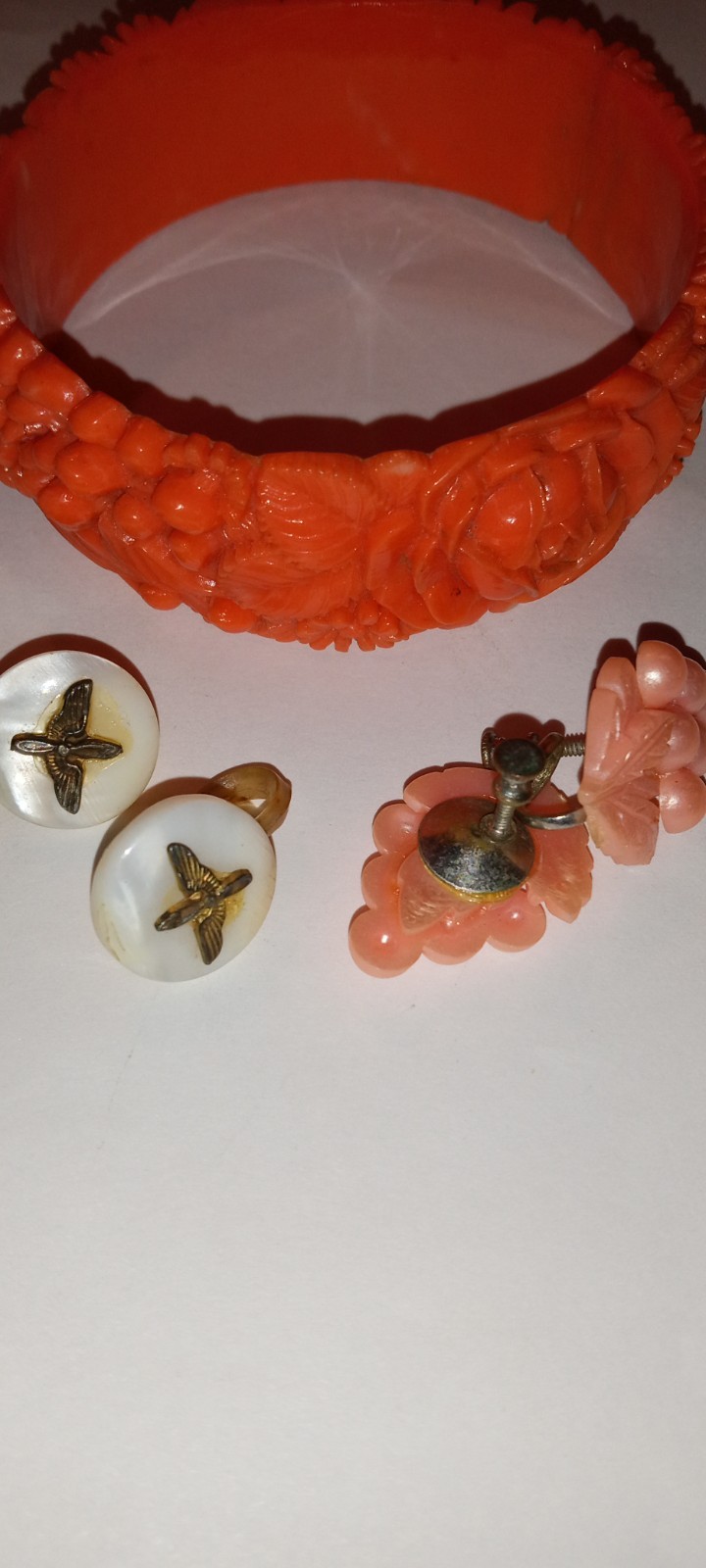VINTAGE PLASTIC JEWELRY LOT CORAL PRESSED BRACELET WW2 PILOT EMBLEM EARRINGS +