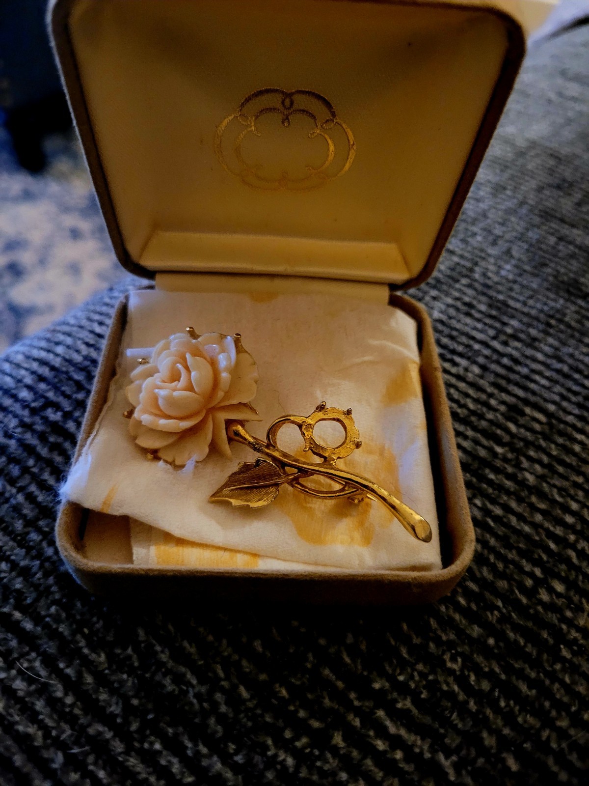 Vintage Flower Brooch Gold Tone Ivory Rose Resin Metal Fashion Jewelry