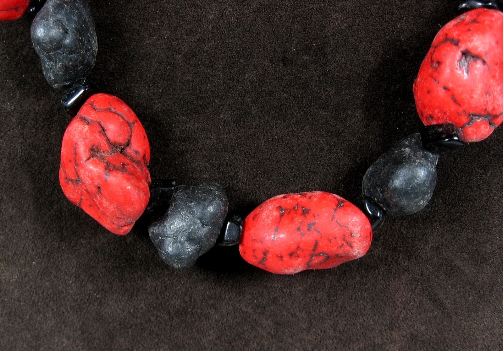 RED Veined and BLACK STONE BEADED NECKLACE Vintage Bulge Beads HEAVY 20″