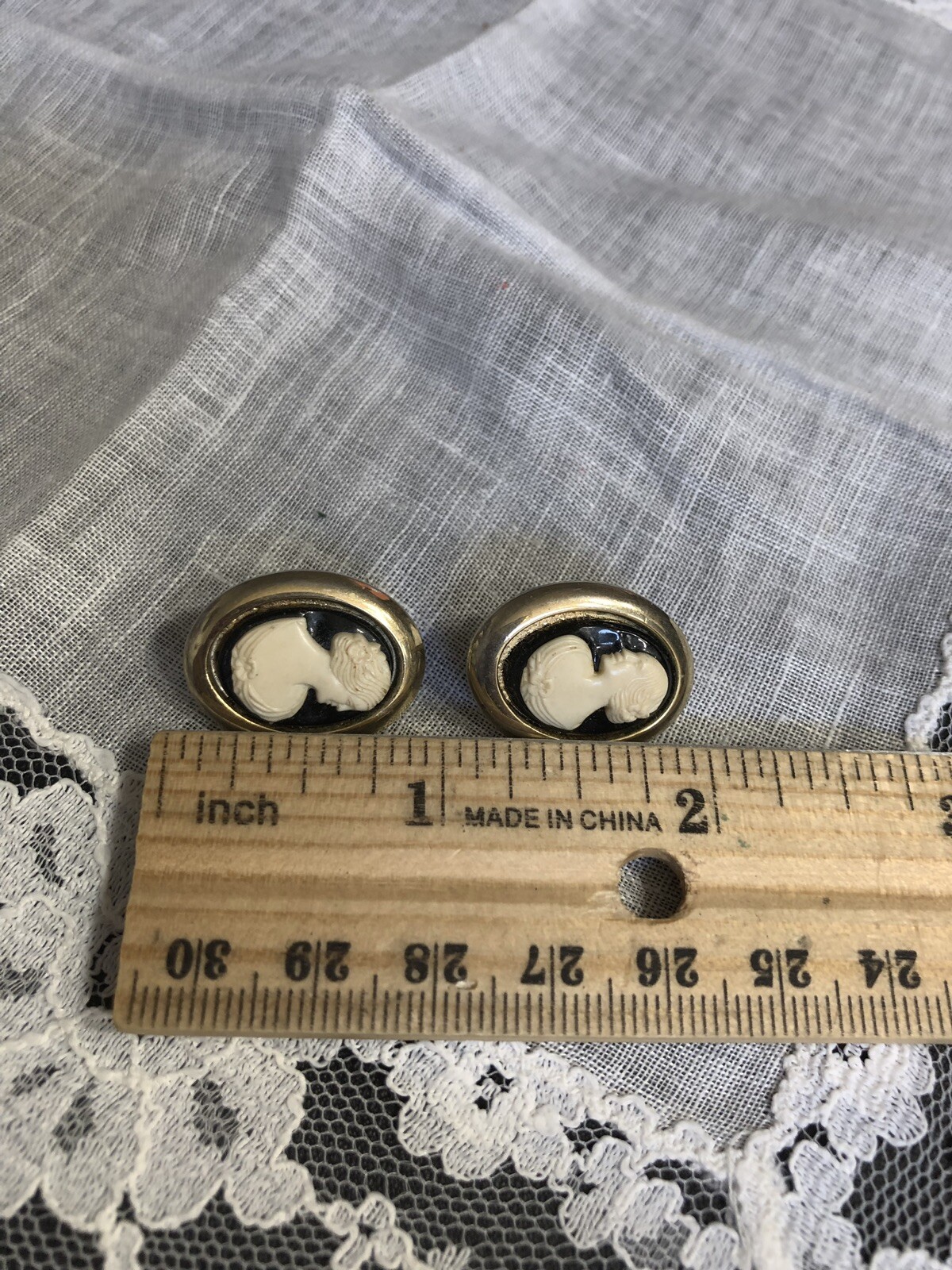 Vintage Sarah Coventry Cameo Gold Tone Clip on Earrings YT-58