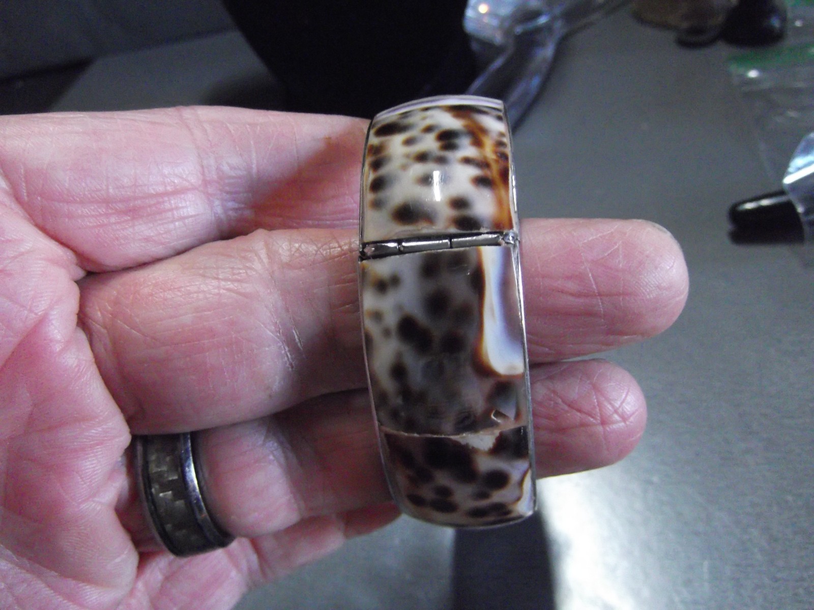 Old and Unique Vtg Shell Brass Bangele Bracelet 2.5″in