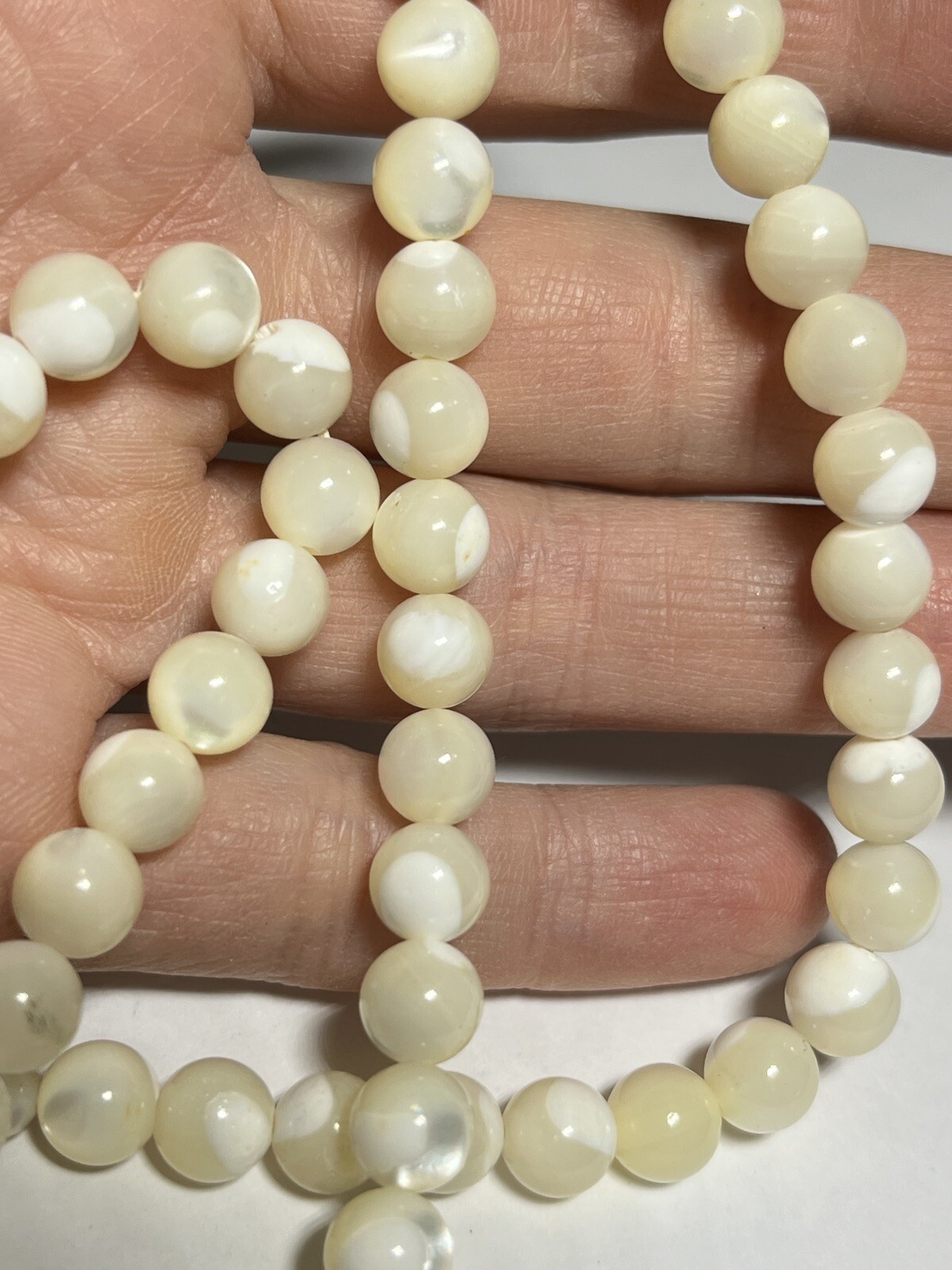 Vintage Mother of Pearl Round Bead Strand Necklace 22.5 In MOP Barrel OO1427