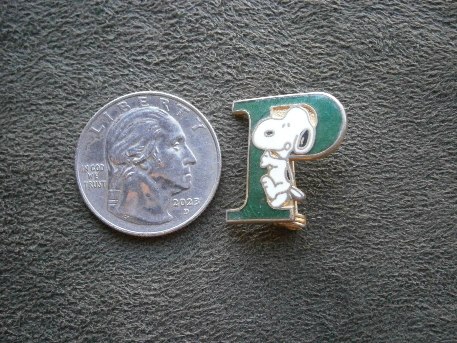 Snoopy Hugging Letter “P” Peanuts Schultz Vtg Goldtone Enamel Pin Badge 3.5g