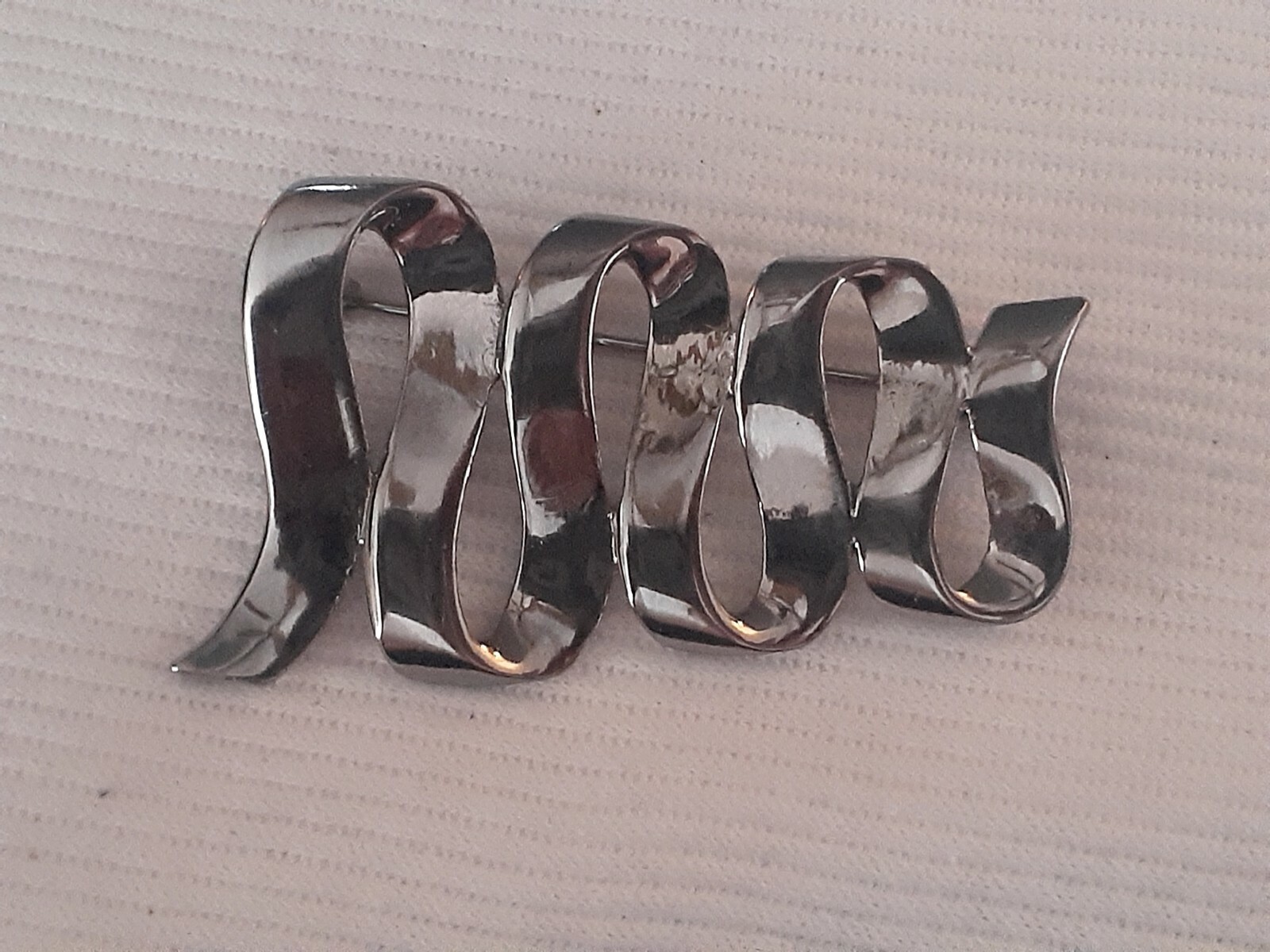 Vintage M Jent polished silvertone Swirl ribbon design Brooch/pin
