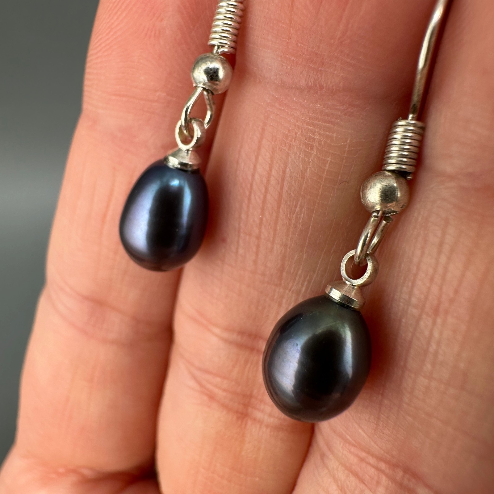 Vintage Black Tahitian Pearl Earrings Oil Slick Dangle Silvertone Purple Peacock