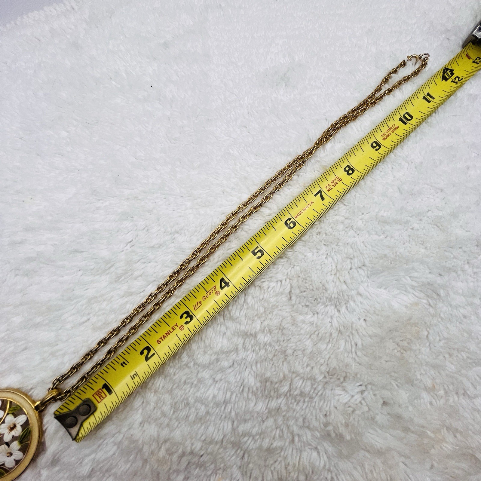 Vintage Enamel Flower Necklace White Daisy Pendant Hippie Boho 24″