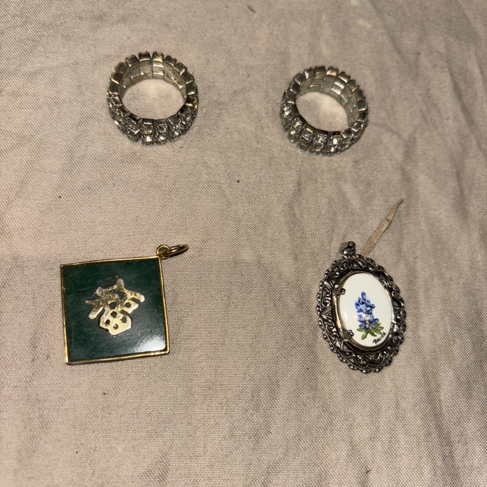 40 PIECE LOT VINTAGE COSTUME JEWELRY: NECKLACES, RINGS, PENDANTS, ETC AUCTION #8