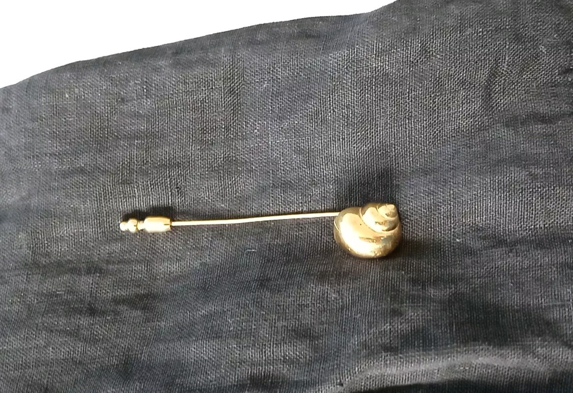 Vintage Crown Trifari Classic Figural Stick Pin, Sculptural Golden Sea Shell 3″