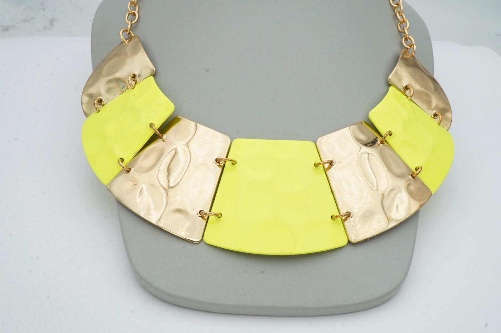 Vintage Necklace Gold Tone Yellow Enamel 18″