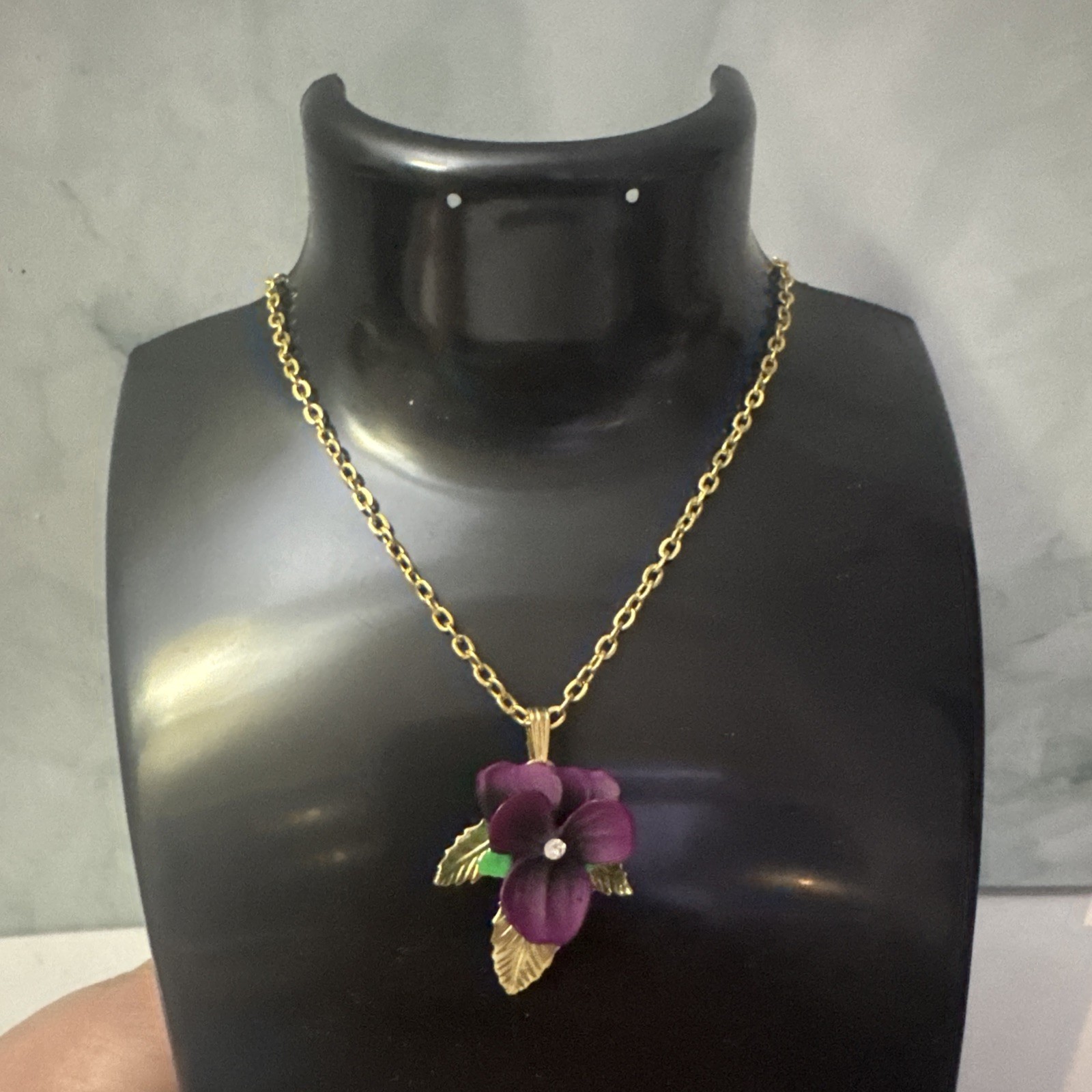 Vintage Purple Lucite Pansy/Violet Flower Necklace Pendant Gold Tone Chain 18”