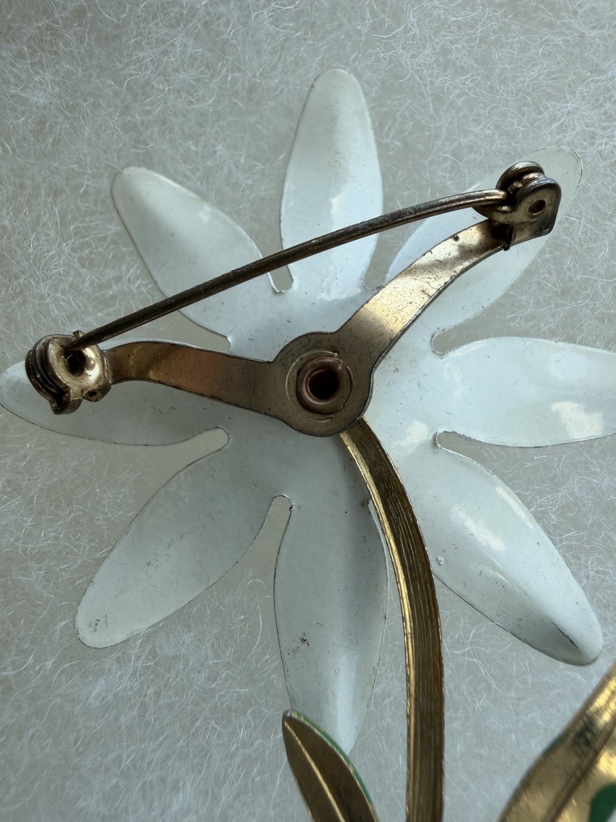 Vintage Enameled White/Yellow Daisy Flower Brooçh. Retro 1970’s Vibe Pre-owned