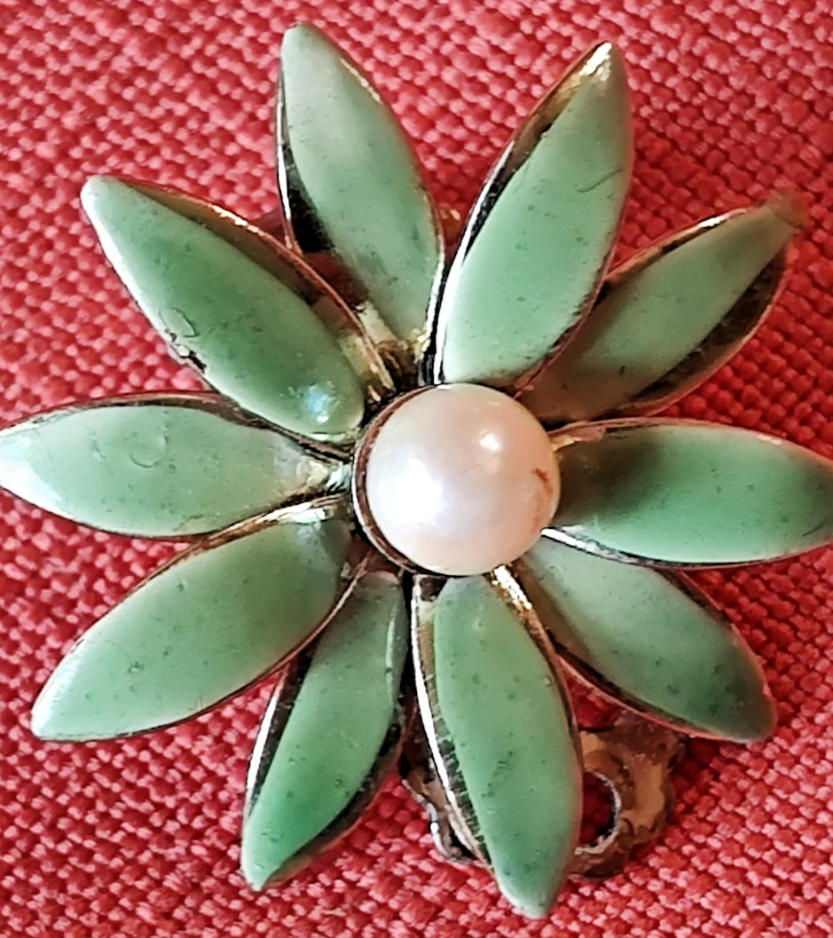 VTG Retro 1″ Enameled Green Daisy Clip On Earrings Gold Tone Trim Faux Pearl