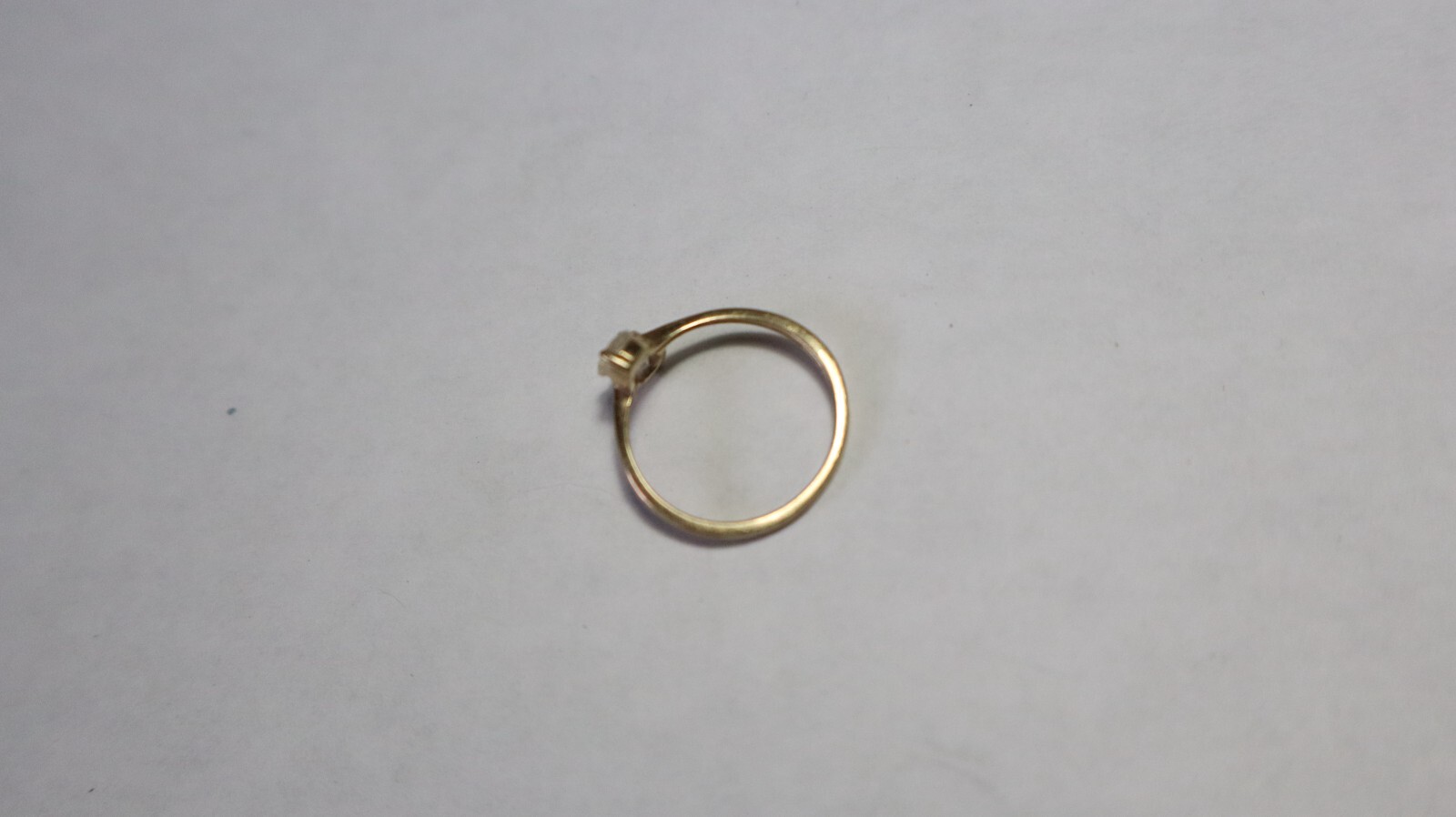 10K GOLD Ring CLEAR STONE WHITE TOPAZ ? SIZE 5 1.29 GRAMS RJ