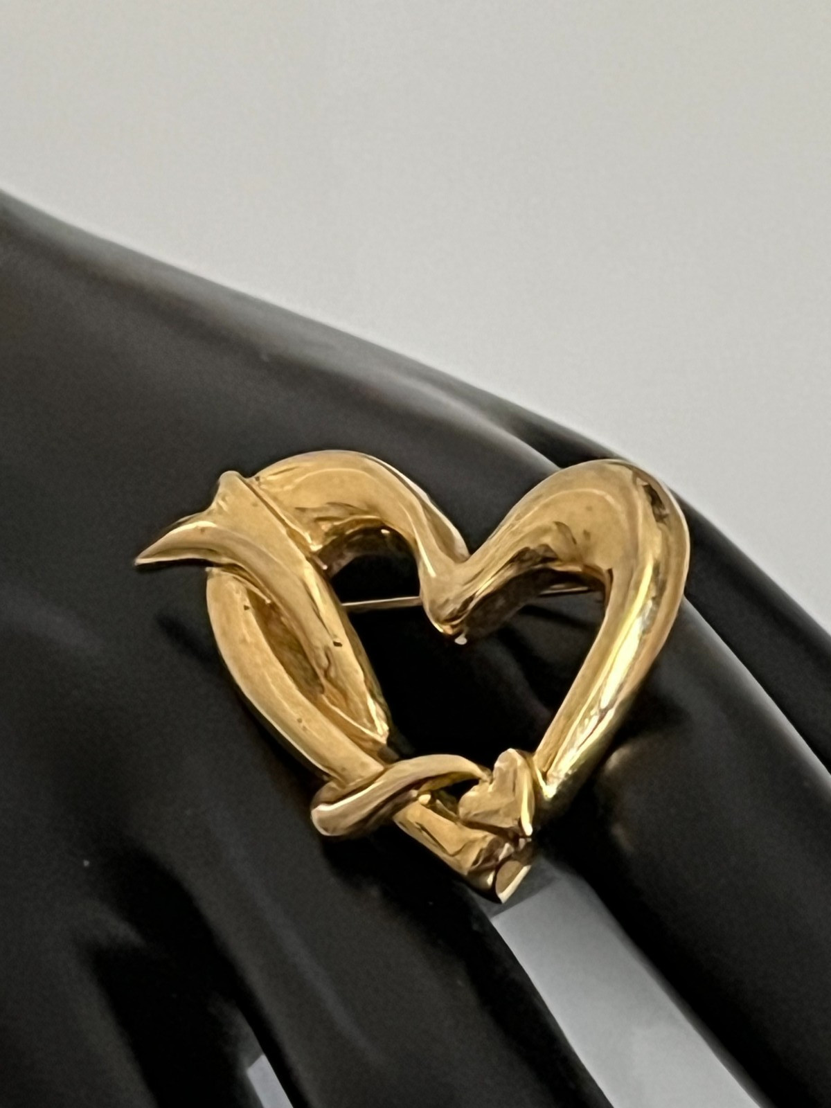 💛 VNTG GOLDTONE OPEN HEART BROOCH • RIBBON‑ARROW SWIRL DESIGN