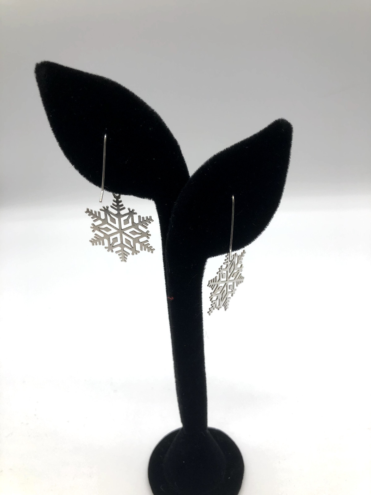 Vintage Pair of Snowflake Silvertone Earrings Winter Very Light weight