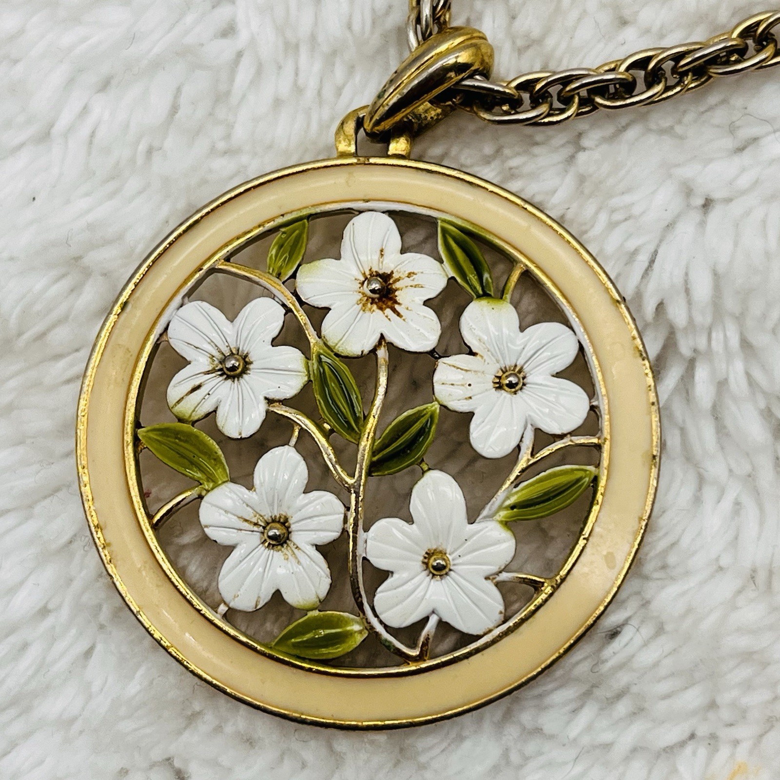 Vintage Enamel Flower Necklace White Daisy Pendant Hippie Boho 24″