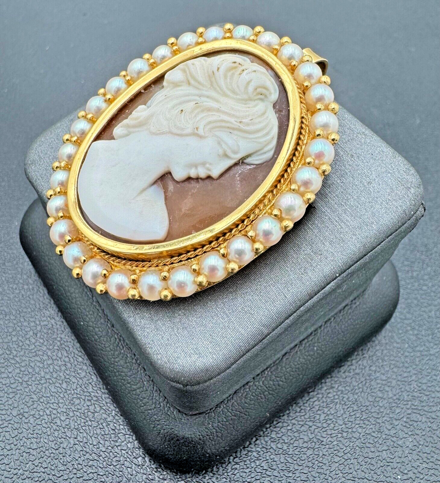 Antique 18kt Yellow Gold Cameo 39mm x 32mm Brooch/Pendant with Pearl Border