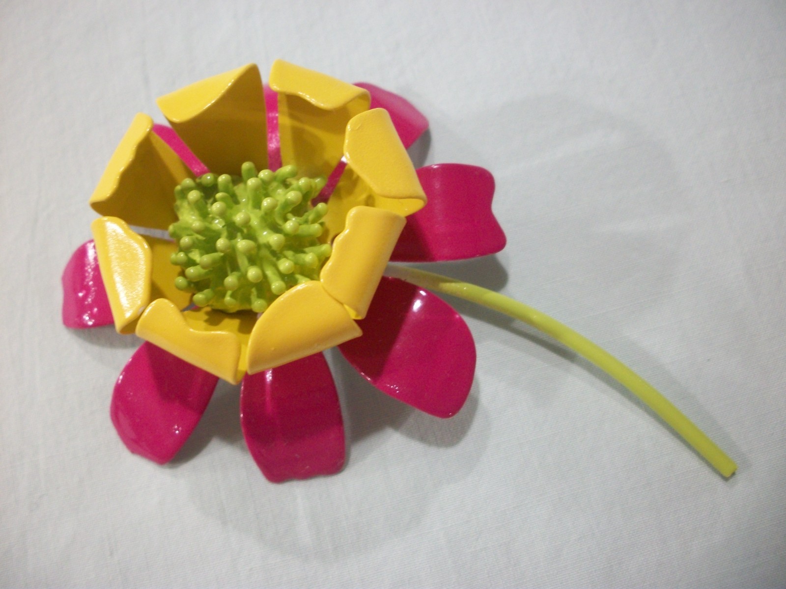ViNTaGE MeTaL ENaMeL**FUCHSIA/YELLOW/LIME GREEN**FLoWeR PiN/BRooCH (RARE BEAUTY)