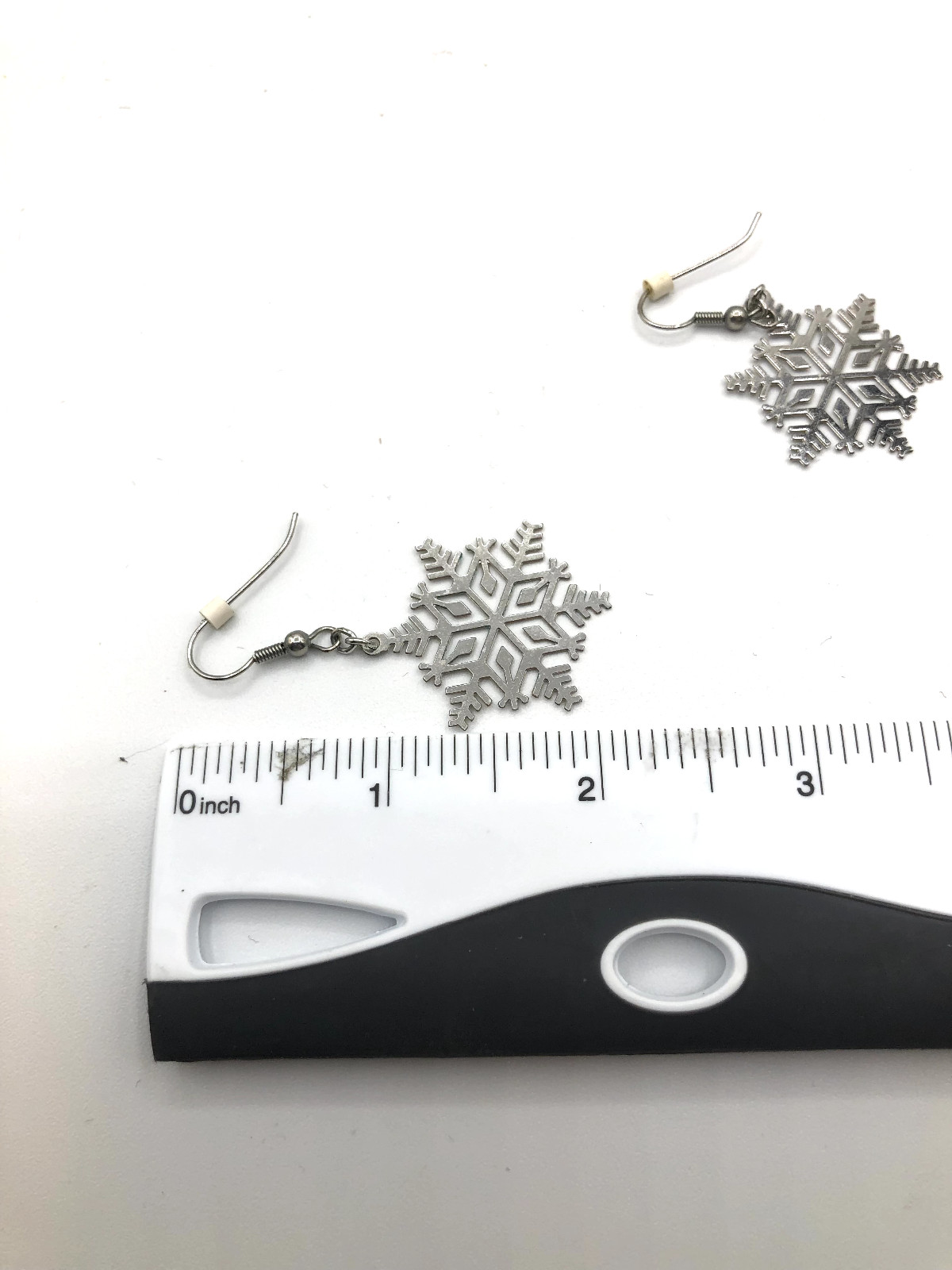 Vintage Pair of Snowflake Silvertone Earrings Winter Very Light weight
