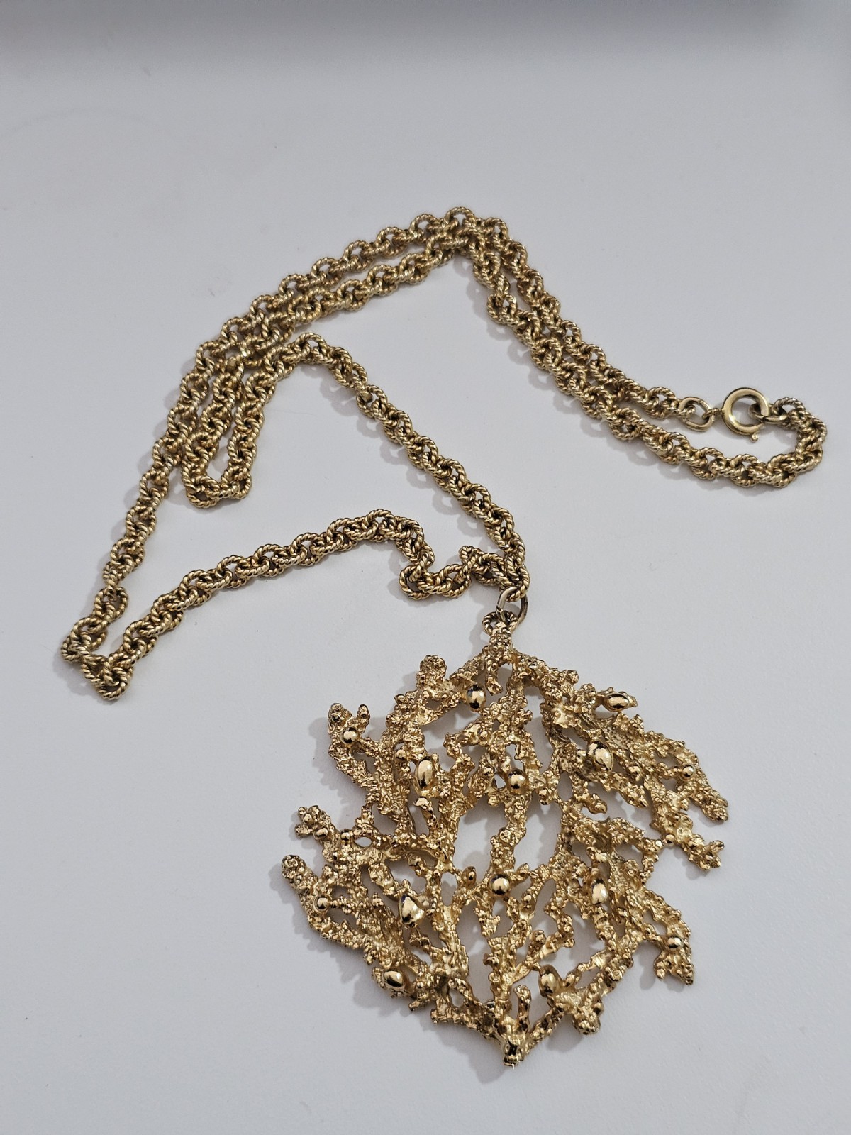 VINTAGE RARE 1971 NAPIER BERTOLLI CORAL GOLDTONE CHAIN 24″ NECKLACE PENDANT BOOK