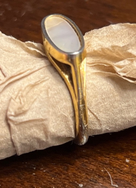 Avon Vintage 1978 Mother of Pearl Ring Gold Tone Size 6.5