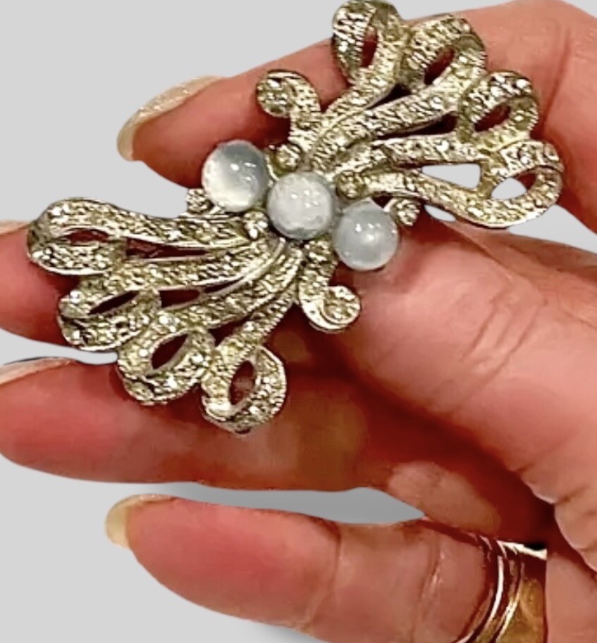 Vtg BLUE GREY STONES & RIBBON Brooch Pin Rhinestones Silver Tone 12g EUC