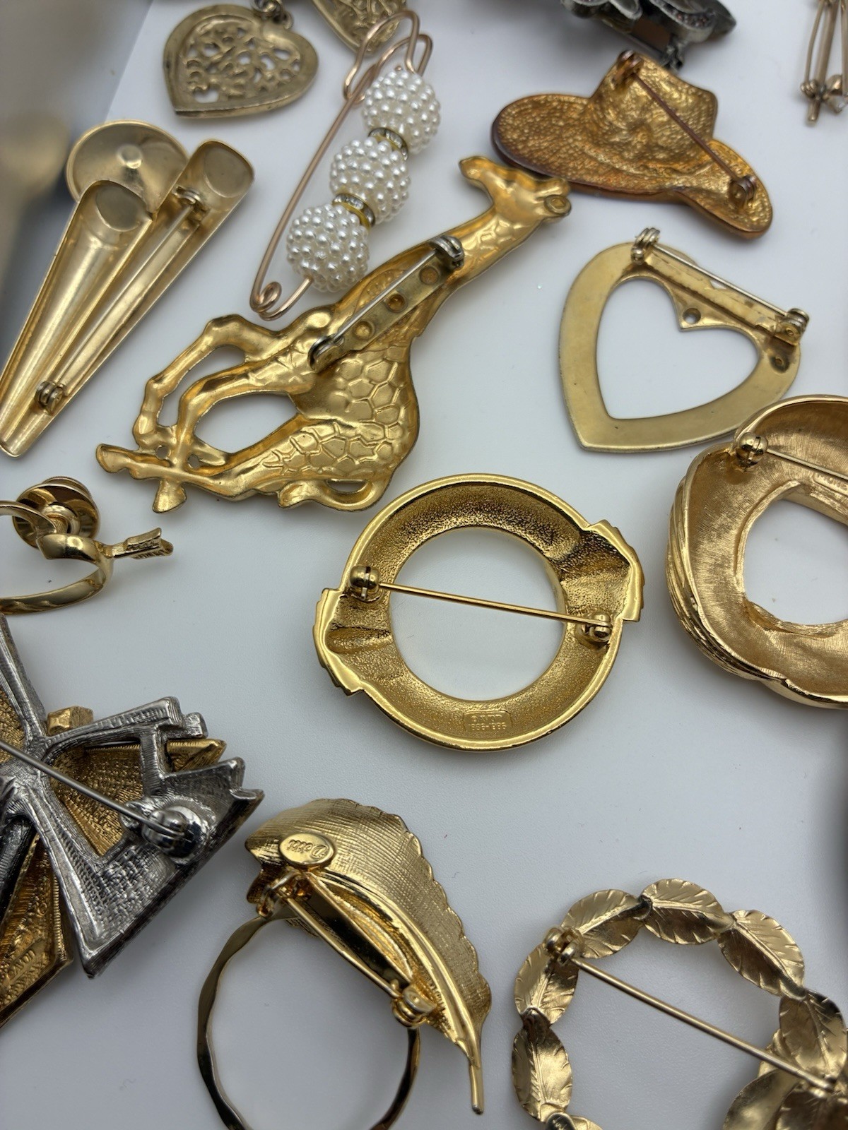 41 Piece Brooch Pin Lot Vintage Gold Signed/Unsigned 2 Missing Stones – Reseller