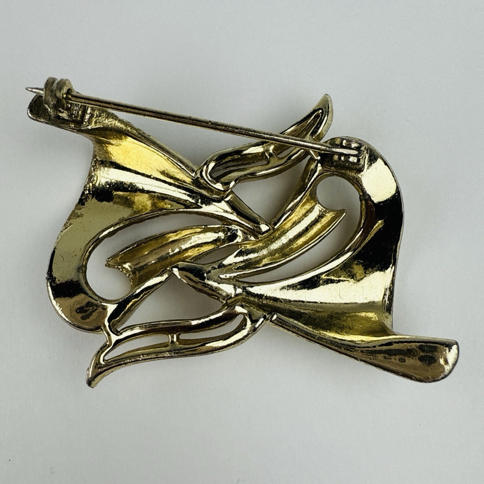 Vintage Gold Tone Brooch Textured Flowy Ribbons Unbranded 2”
