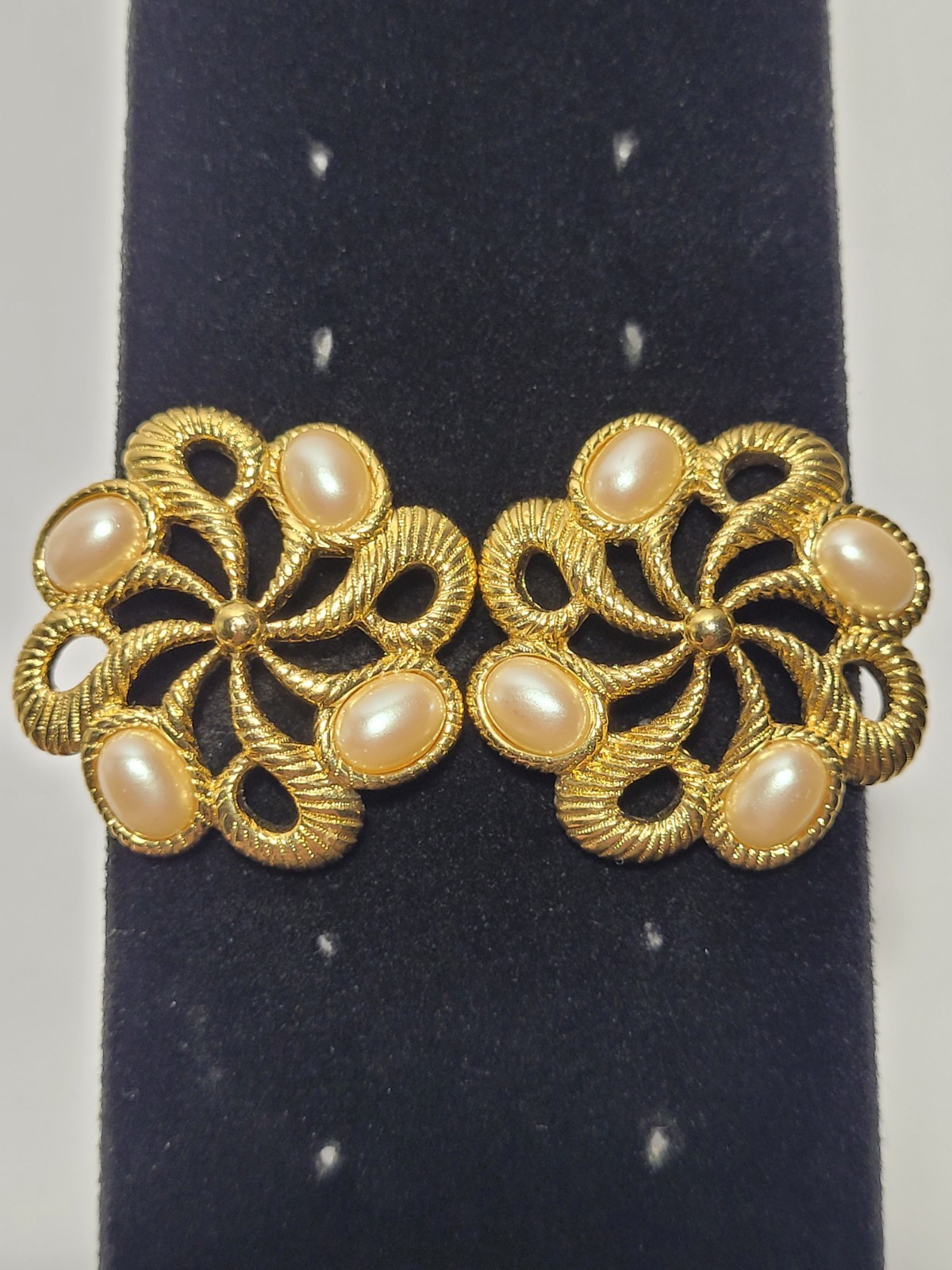 Vintage Yellow Gold-tone Faux Pearl Clip-On Earrings Fashion Costume Jewelry