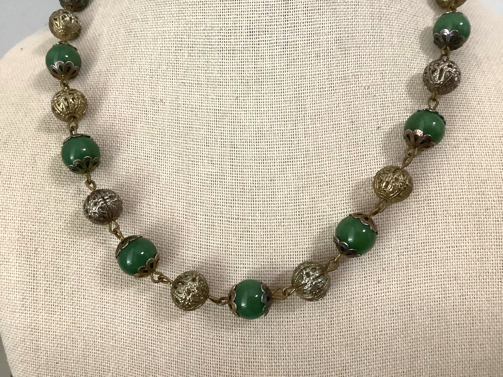 Vintage Art Deco vivid green Jade station beaded necklace 18″