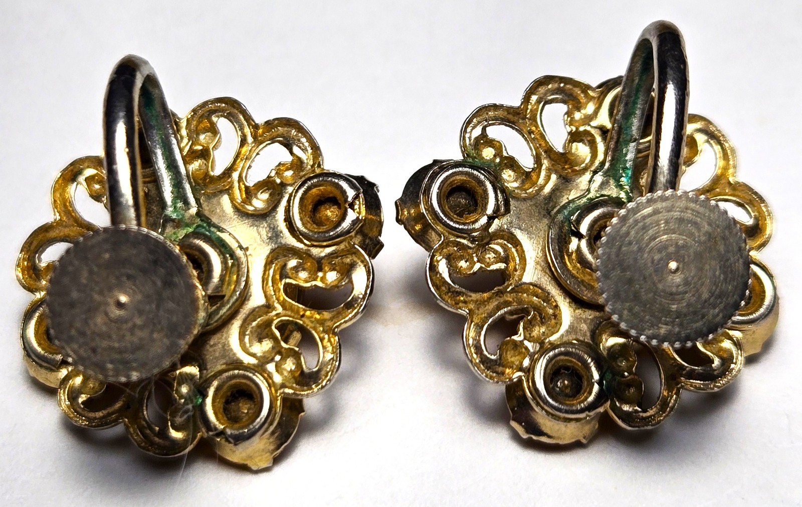 Vintage Art Deco/Nouveau Pretty Gold Glass Sparkly Gold Tone Screw Back Earrings