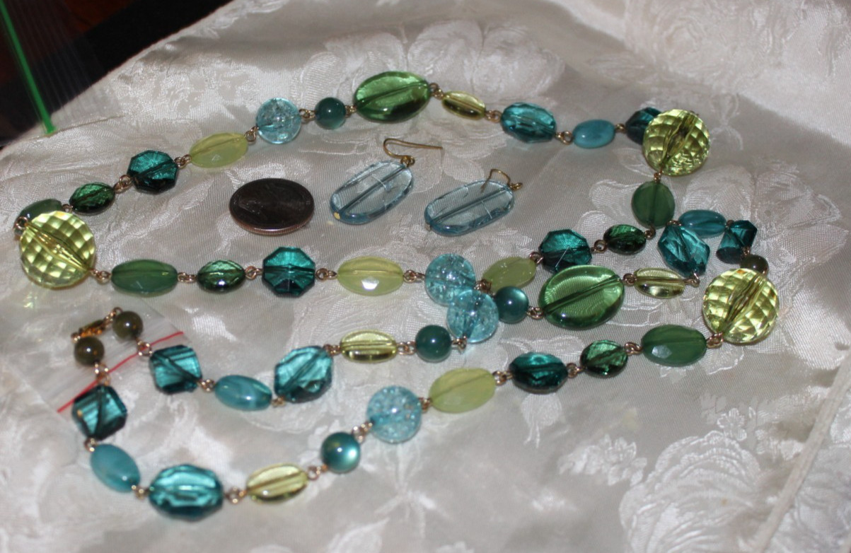 VINTAGE TEAL& &SHADES OF GREEN GLASS& PLASTIC BEAD NECKLACE+ HOOK DANGLE EARRING