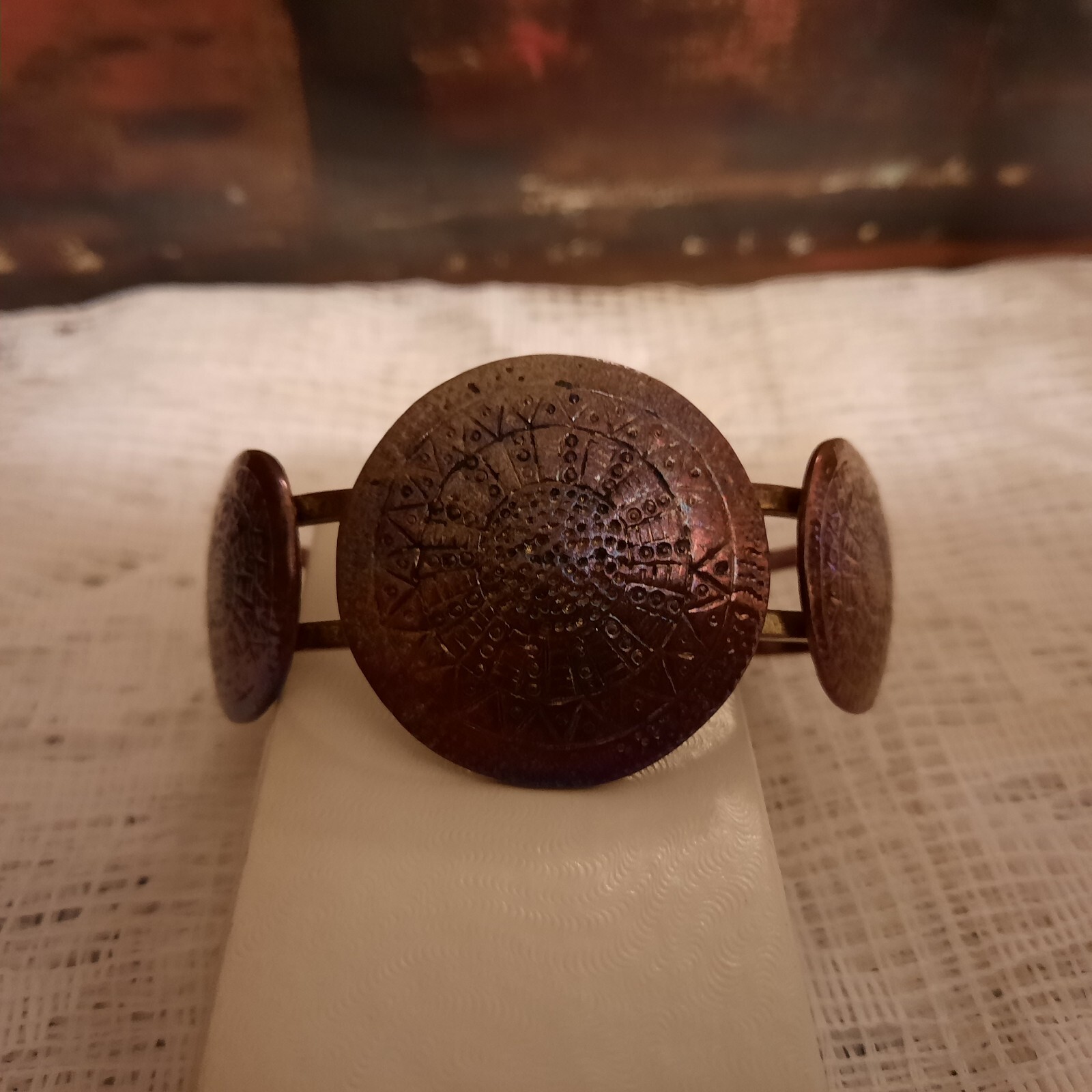 Great VINTAGE BRASS/BRONZE BRACELET With Spring Loaded Clasp To Open.2.5″ X 2″