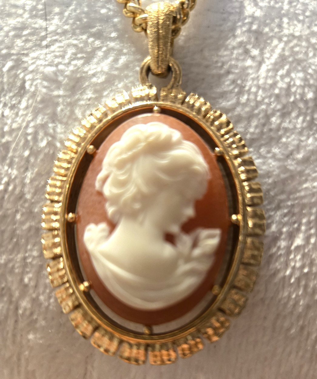 Vtg Cameo Gold Tone Necklace~~ 24 -1/2 in Long