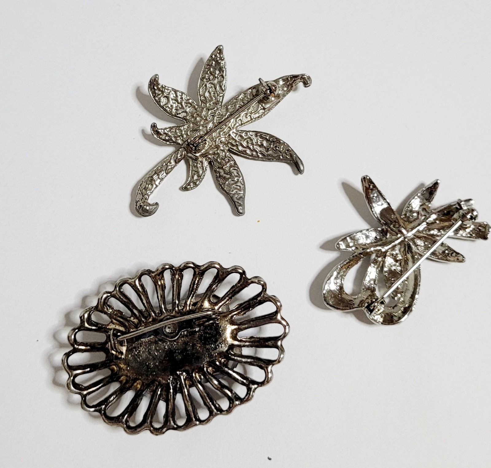 Vintage 3 Piece Mixed Lot Of Brooches Silvertone 1.5″, 1.75″, 2″