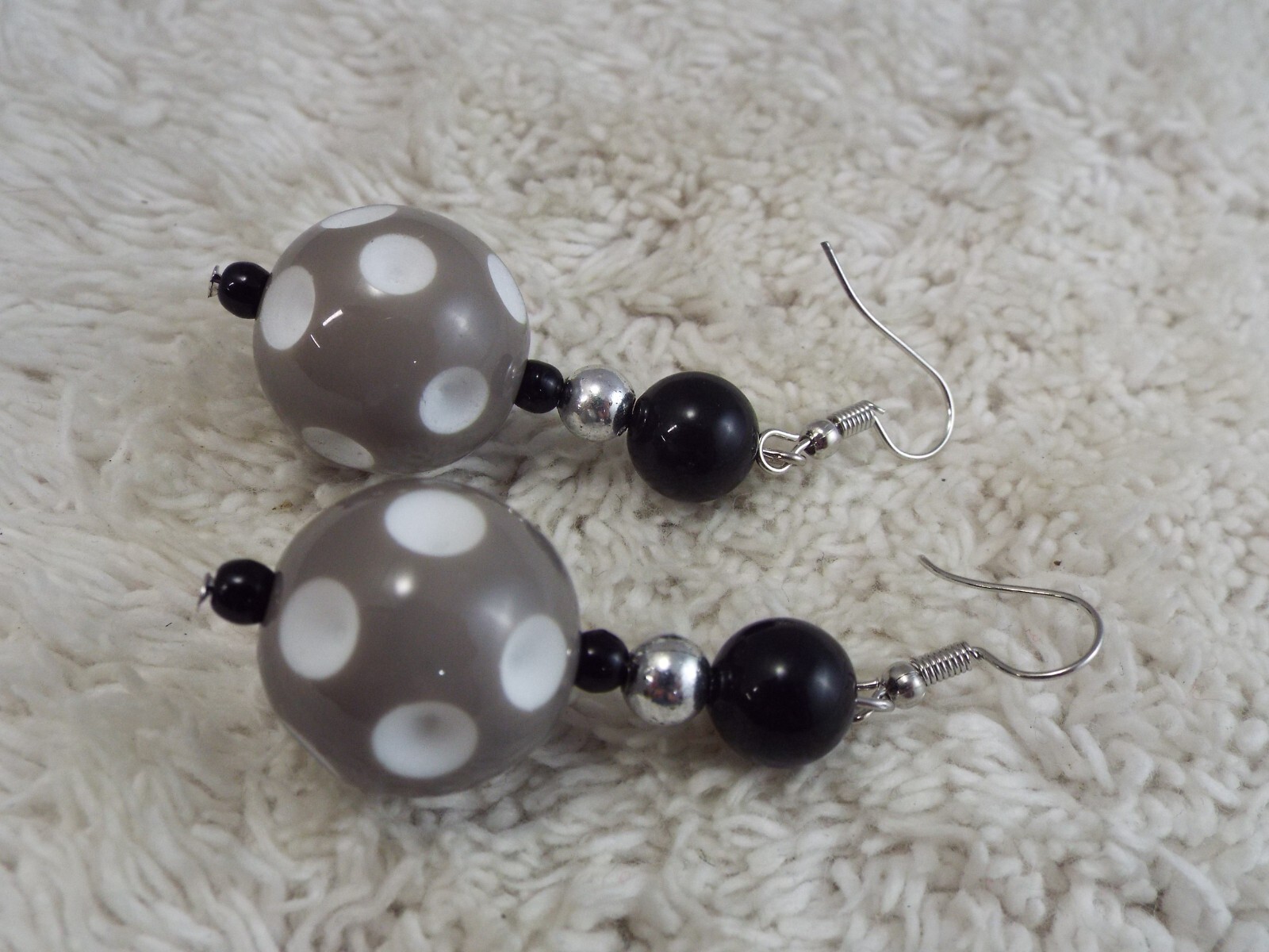 Gray White Spotted Black Bead Pierced Earrings (B62)