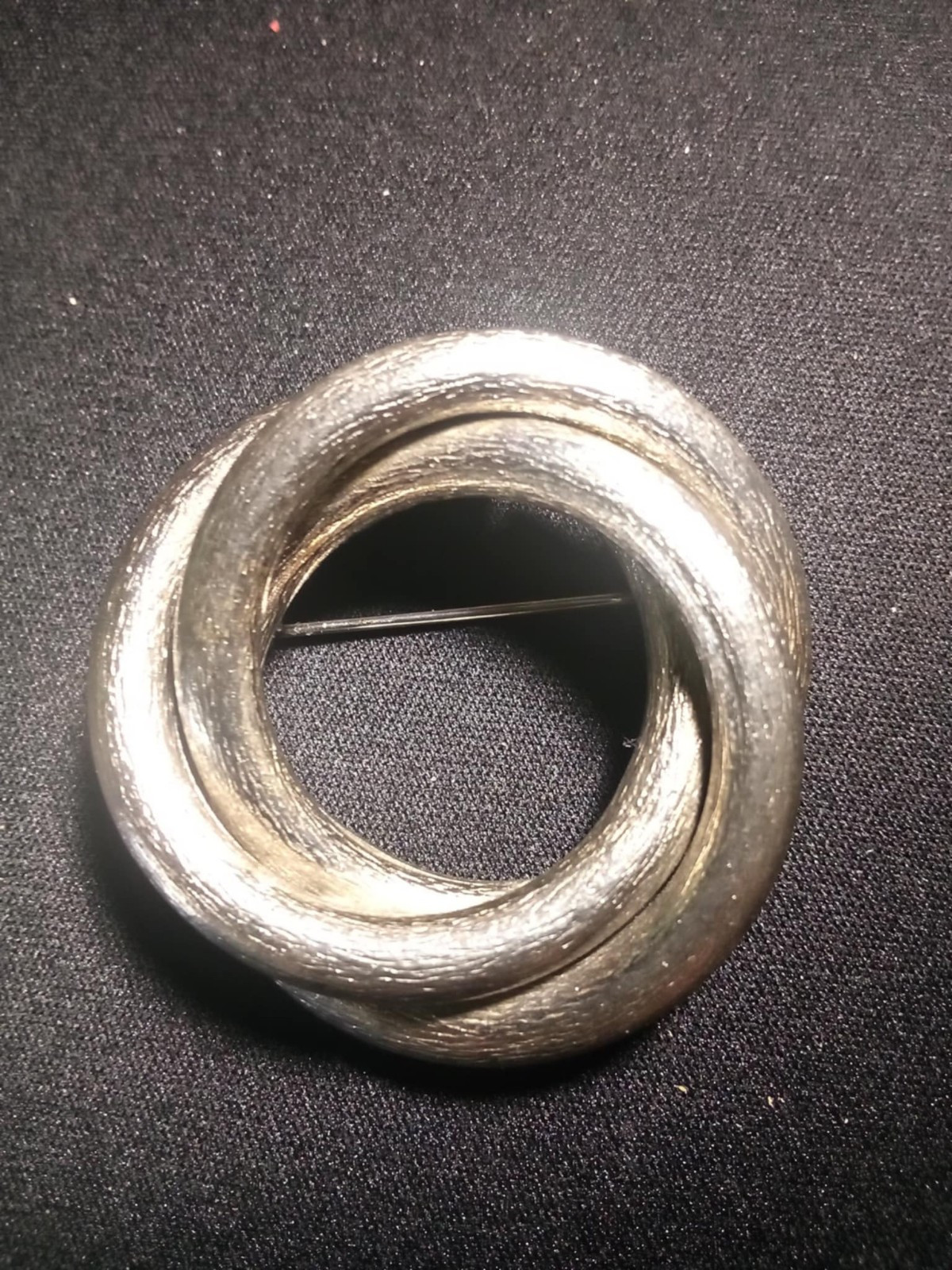 Vintage Sarah Coventry silver tone circle brooch 1 1/2″ across